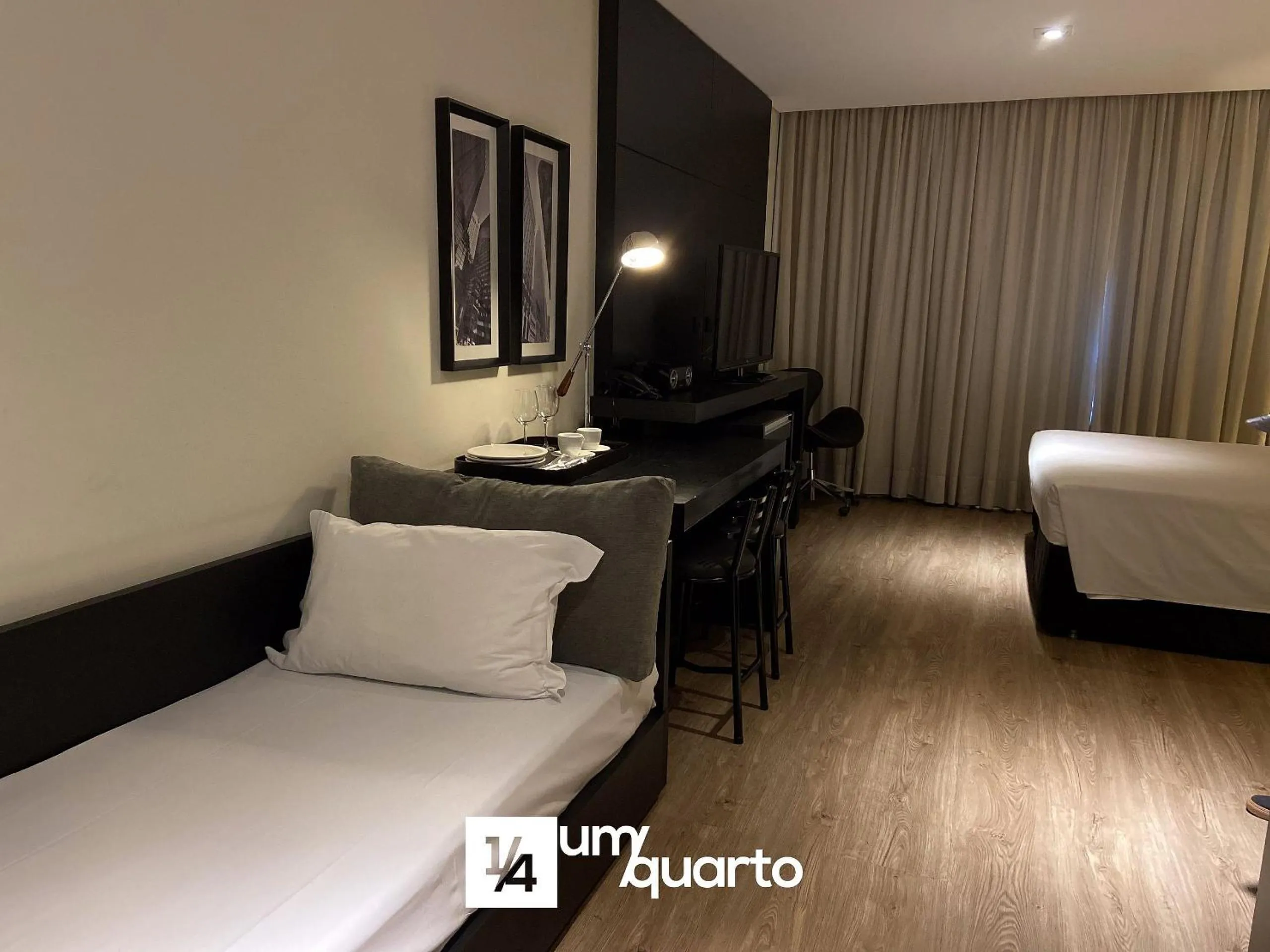 Bedroom, Bed in Manhattan Floor