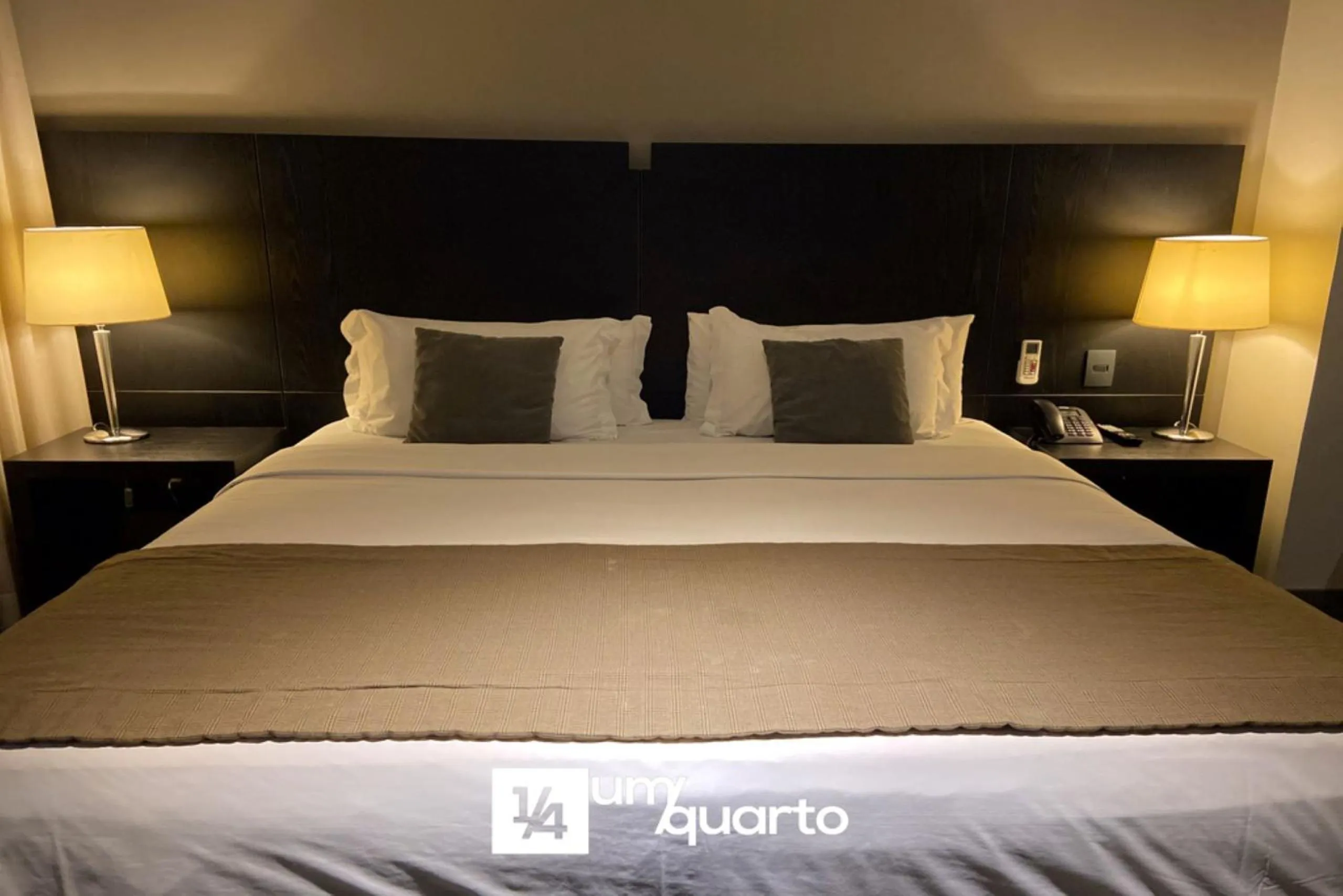 Bedroom, Bed in Manhattan Floor