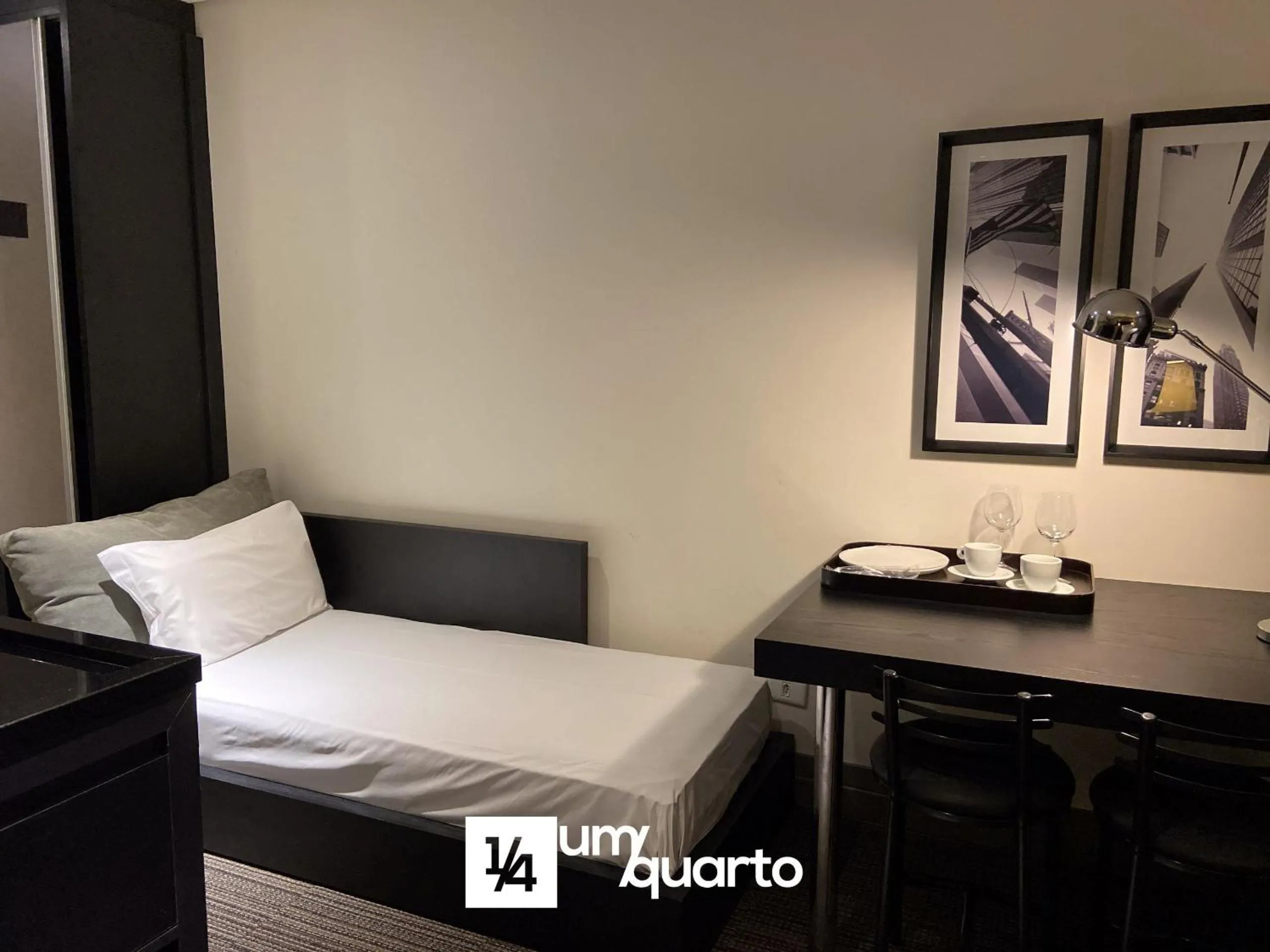 Bedroom, Bed in Manhattan Floor