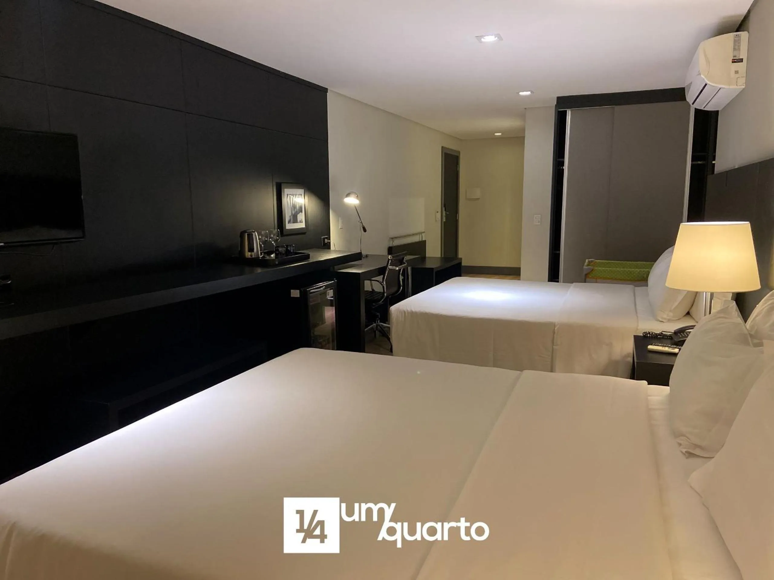 Bedroom, Bed in Manhattan Floor