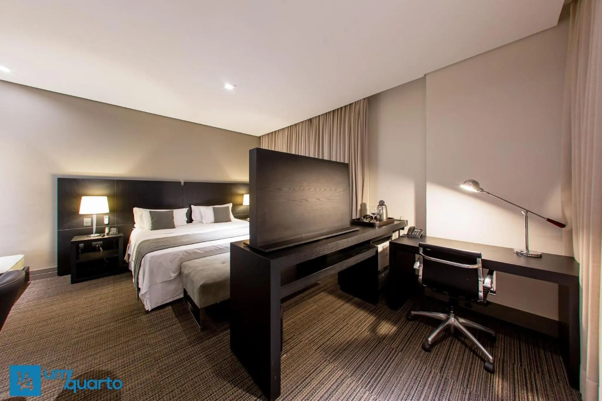 Bedroom, Bed in Manhattan Floor