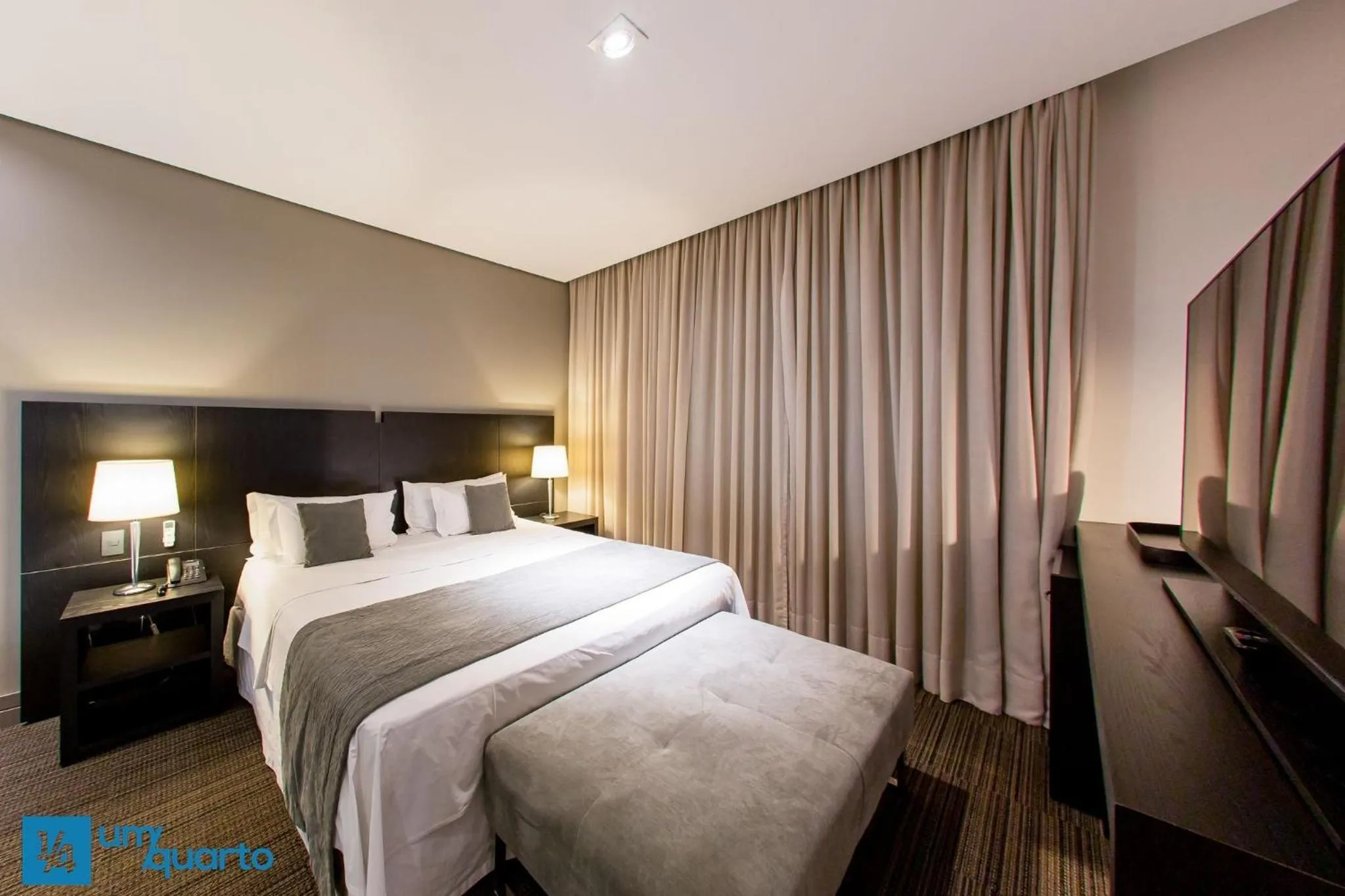 Bedroom, Bed in Manhattan Floor