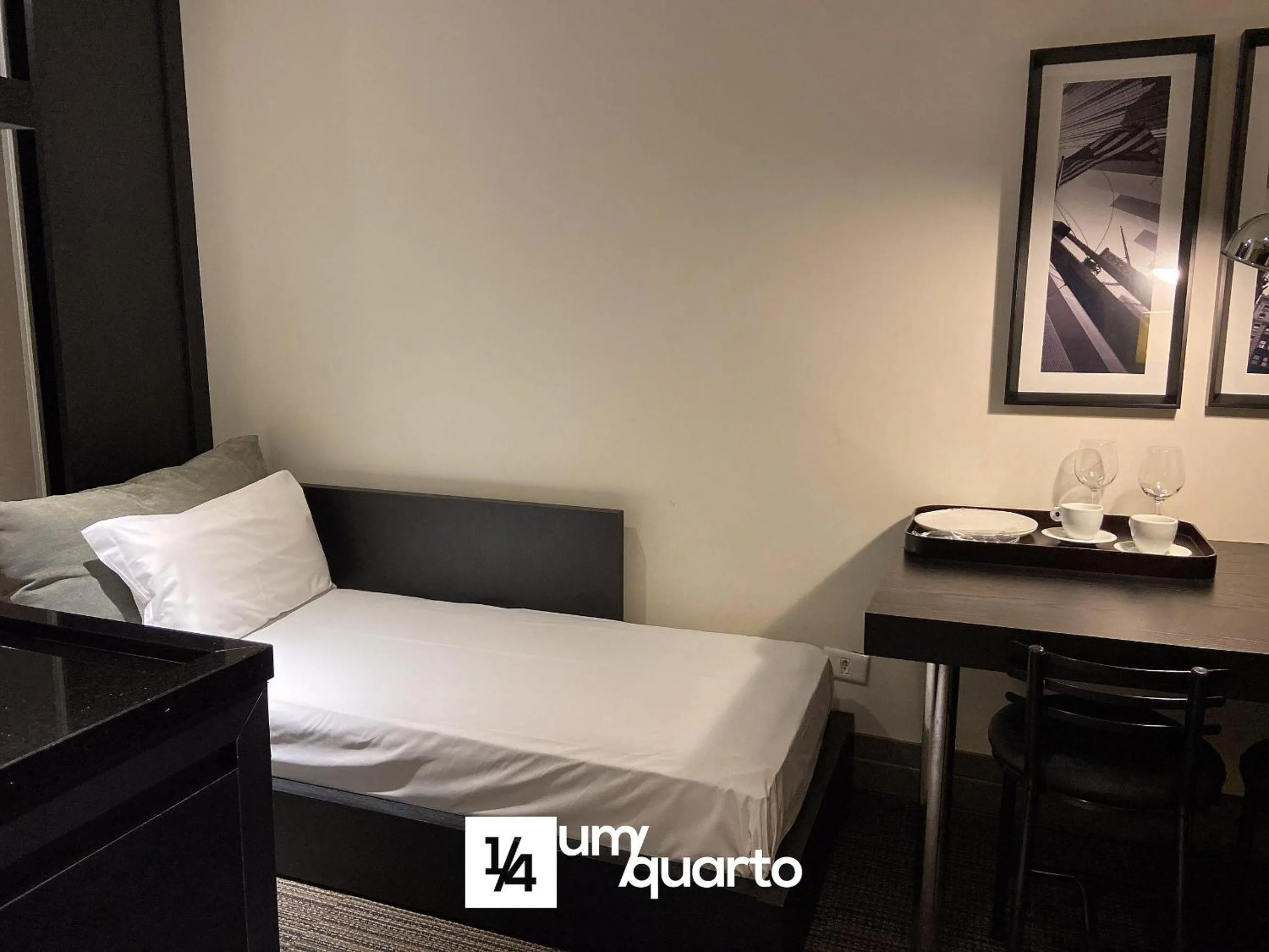 Bedroom, Bed in Manhattan Floor