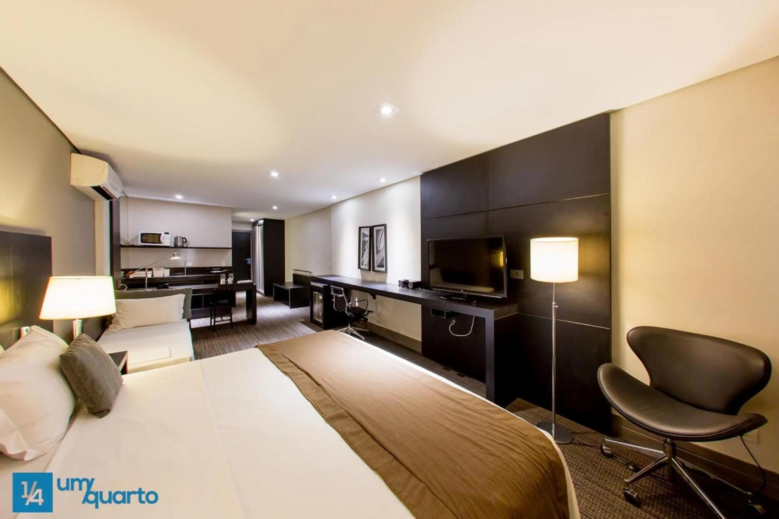 Bedroom, Bed in Manhattan Floor