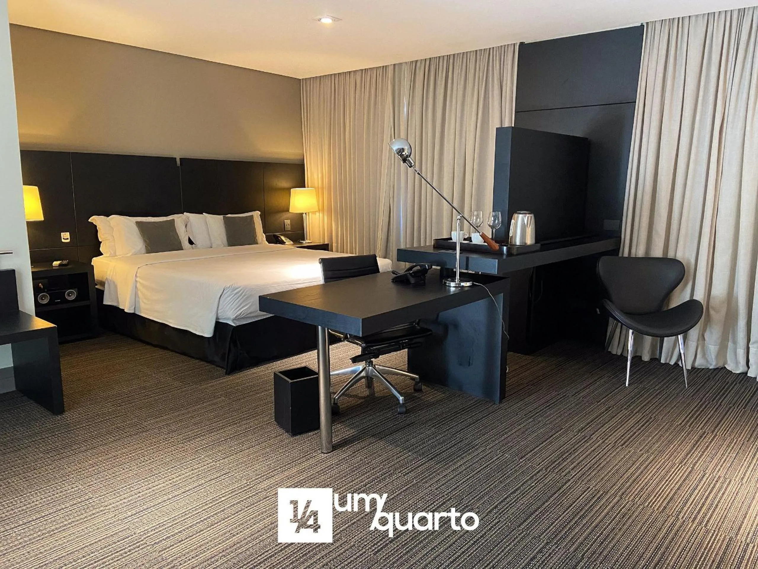 Bedroom, Bed in Manhattan Floor