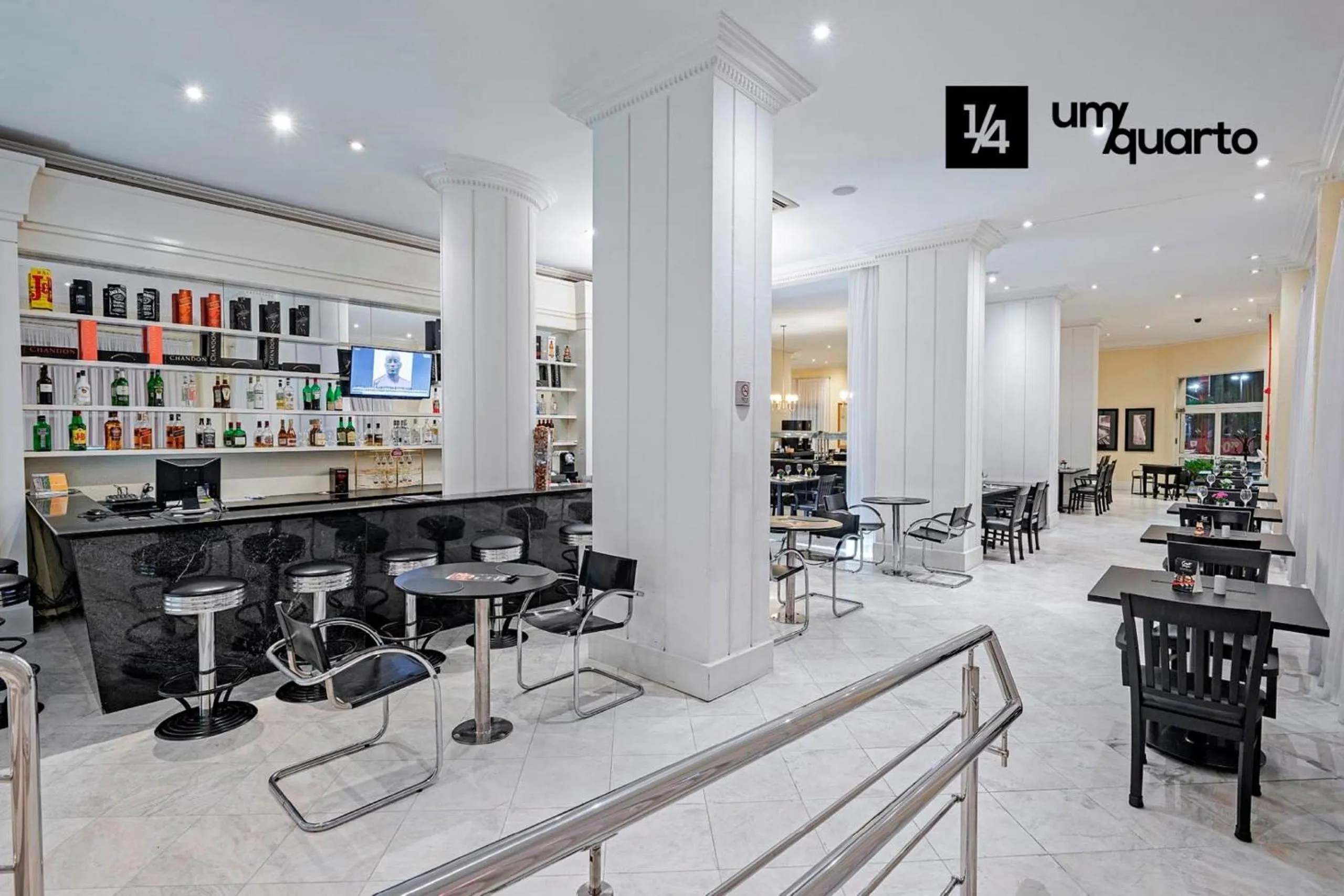 Lounge or bar in Manhattan Floor