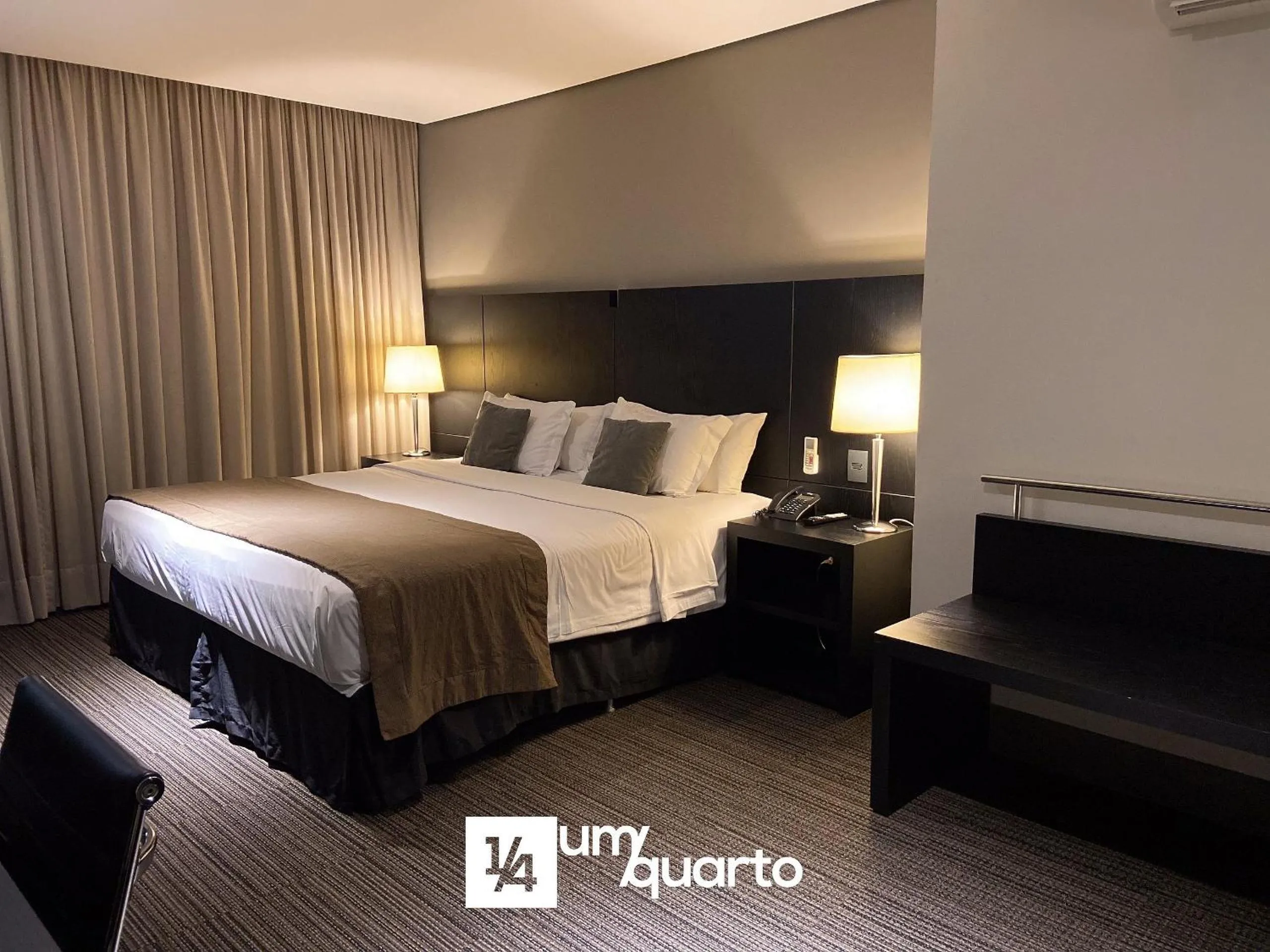 Bedroom, Bed in Manhattan Floor