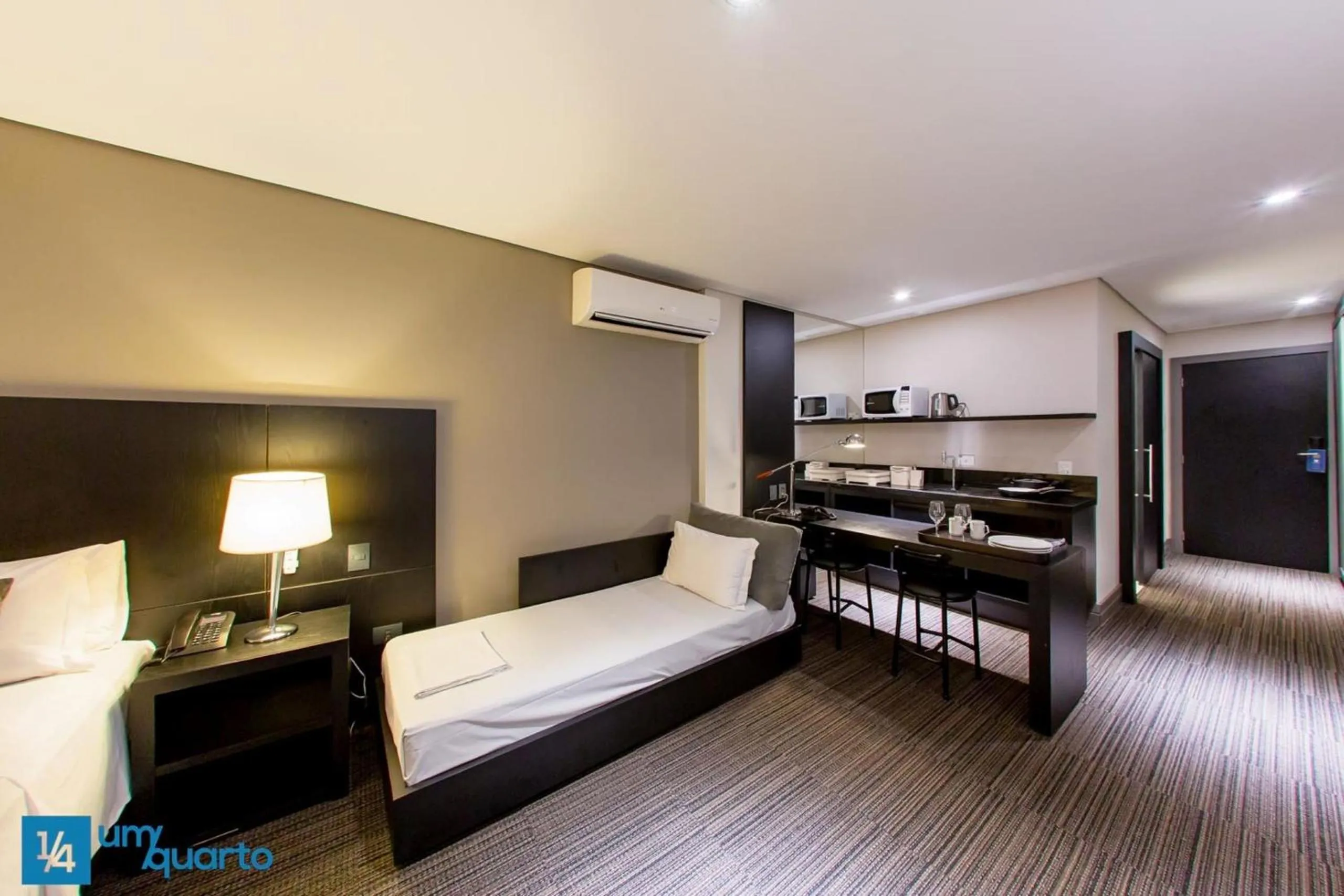 Bedroom, Bed in Manhattan Floor