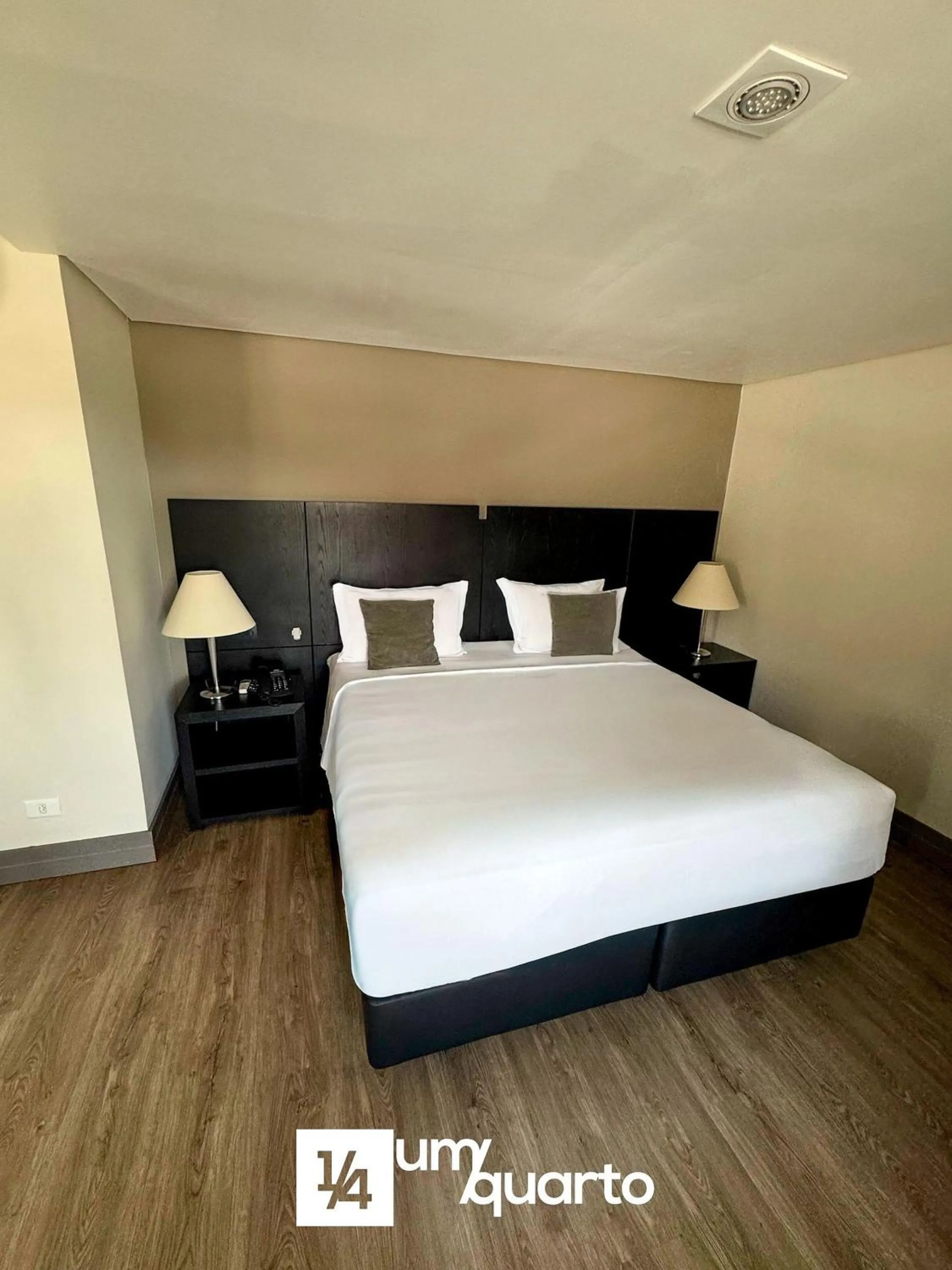 Bedroom, Bed in Manhattan Floor