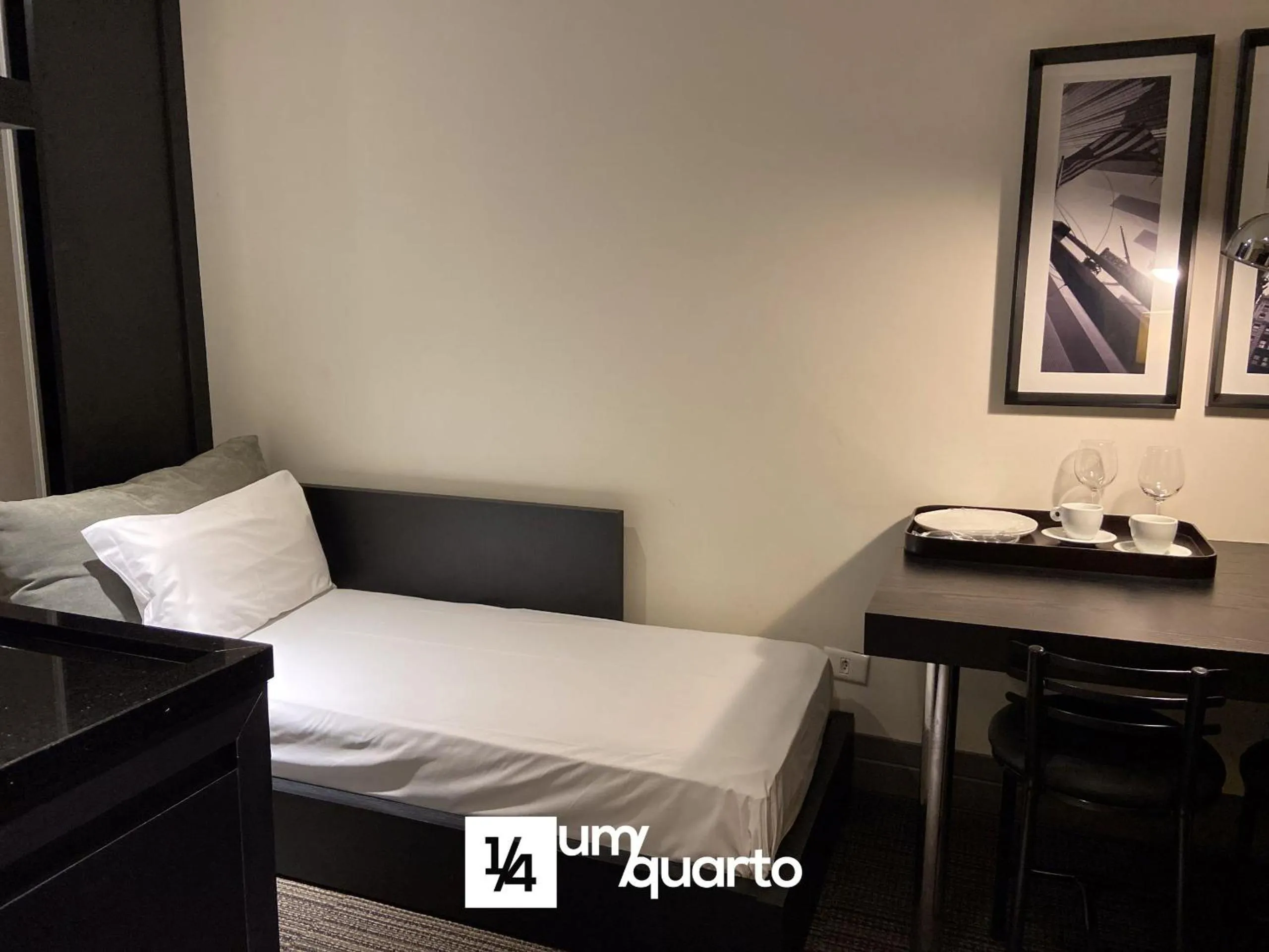 Bedroom, Bed in Manhattan Floor