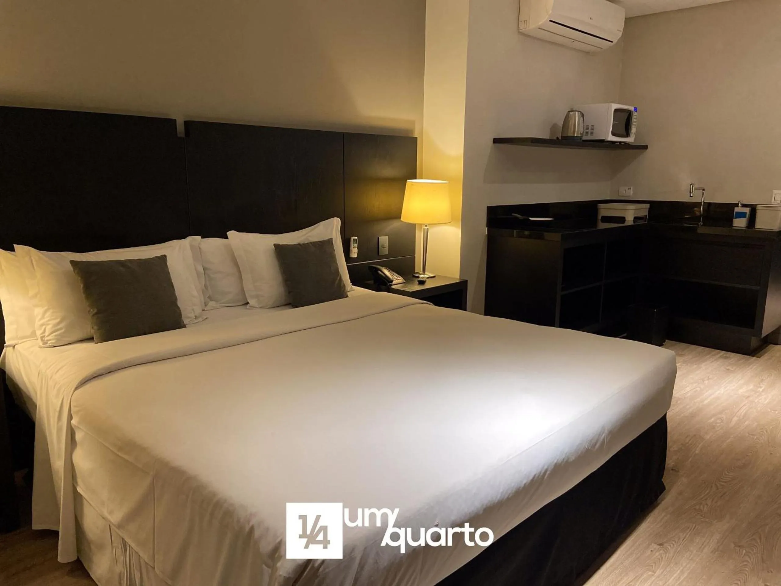 Bedroom, Bed in Manhattan Floor