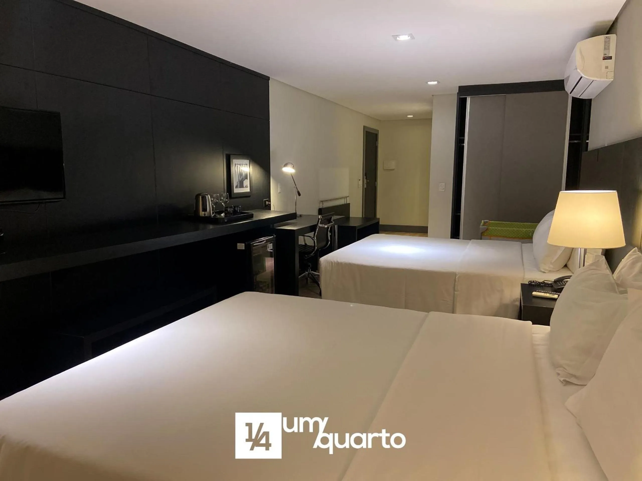 Bedroom, Bed in Manhattan Floor