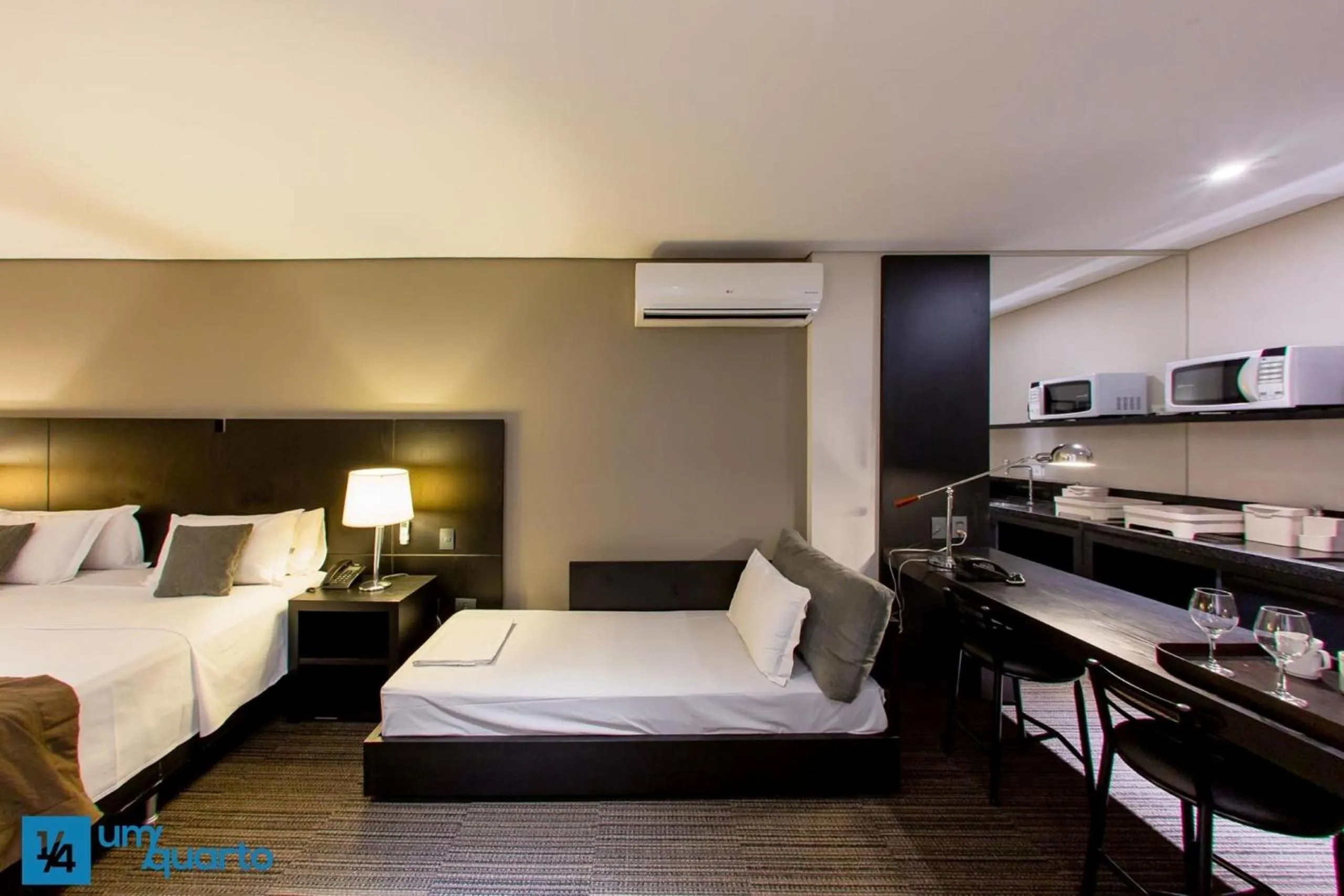 Bedroom, Bed in Manhattan Floor