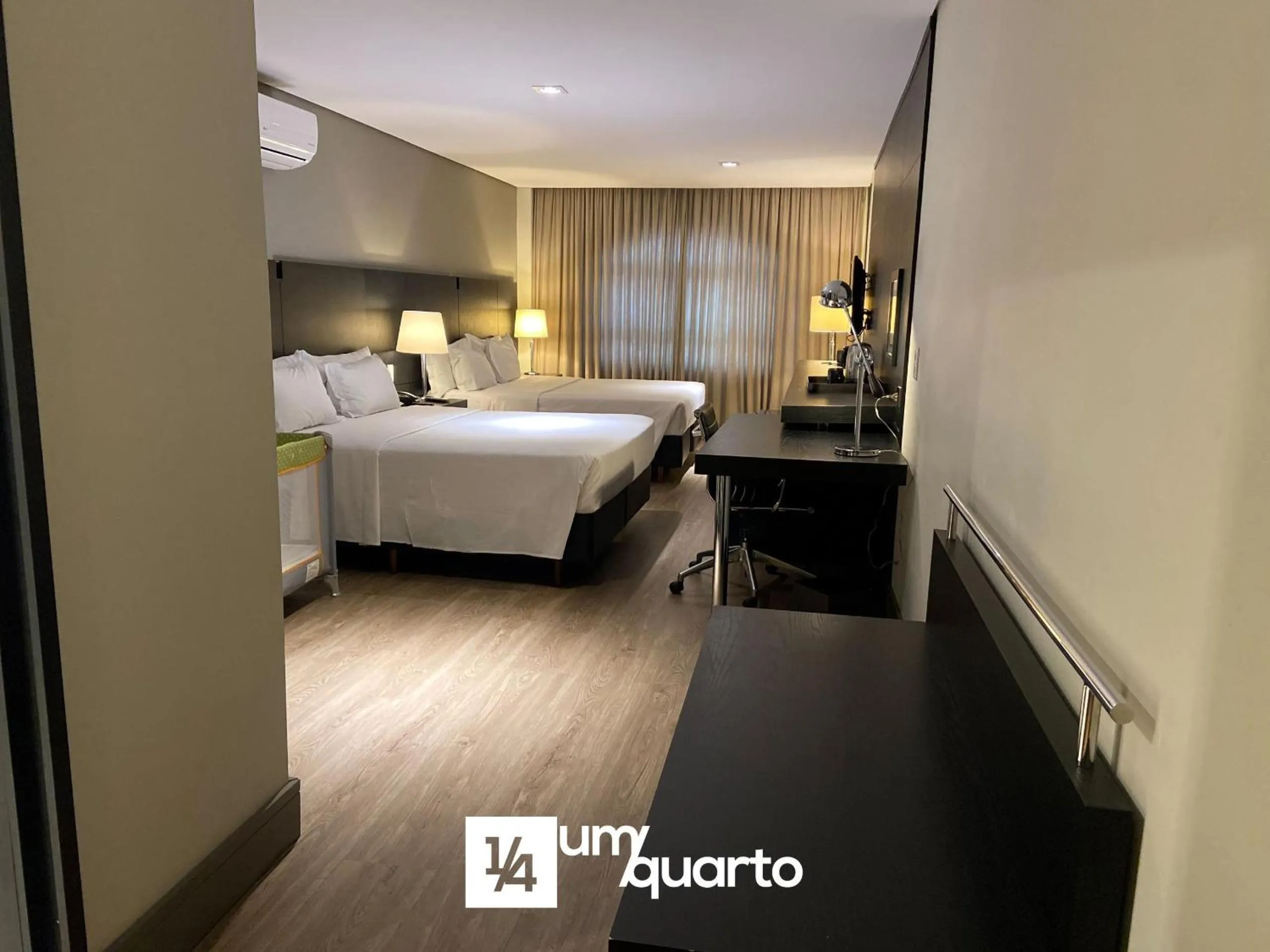 Bedroom, Bed in Manhattan Floor