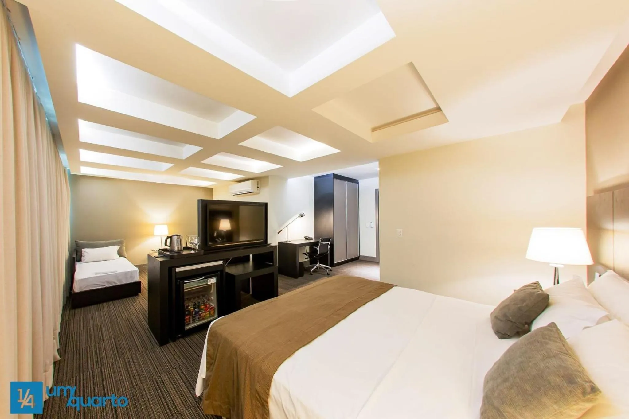 Bedroom, Bed in Manhattan Floor