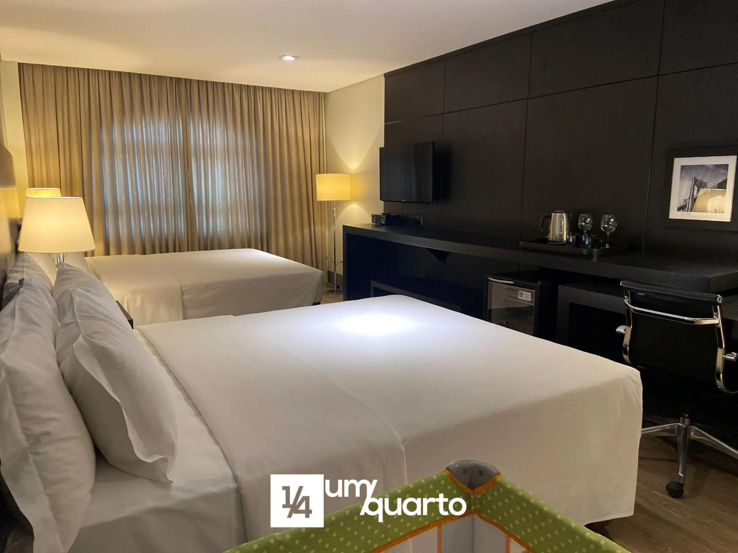 Bedroom, Bed in Manhattan Floor