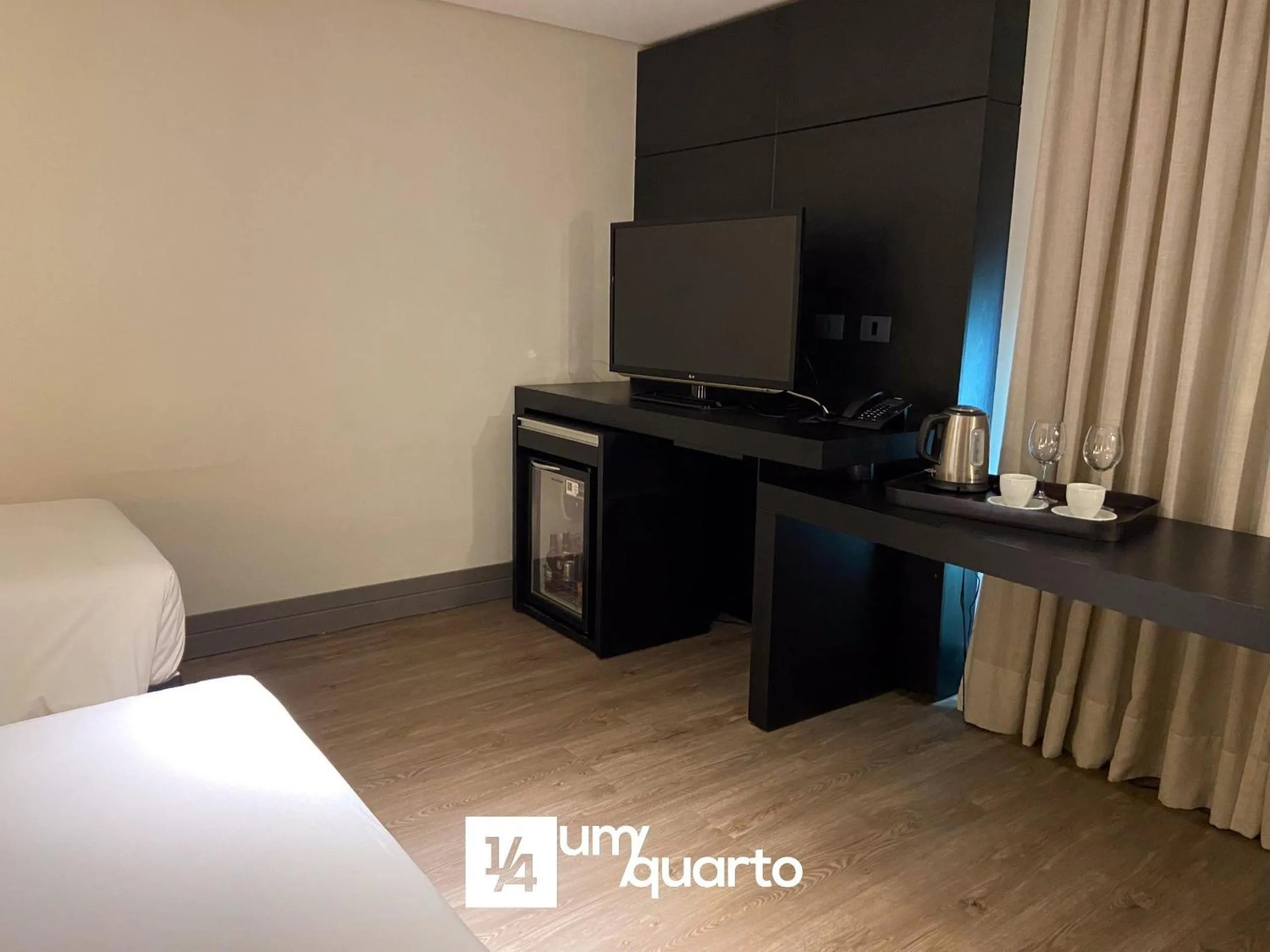 Bedroom, Bed in Manhattan Floor