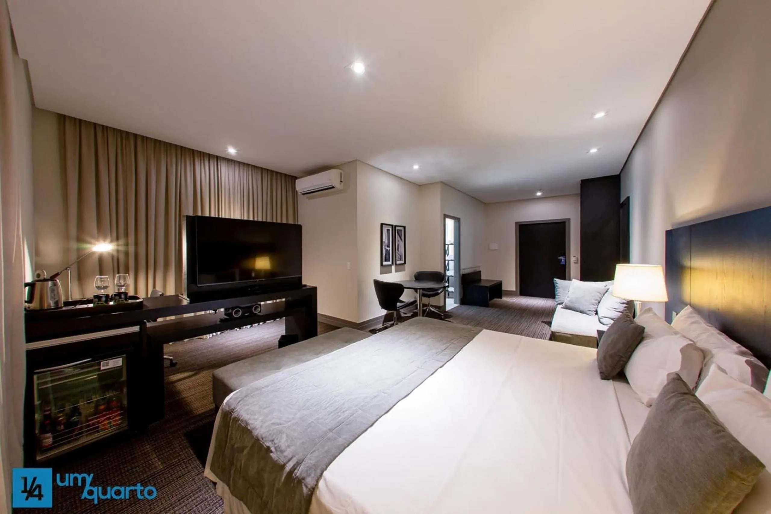 Bedroom, Bed in Manhattan Floor