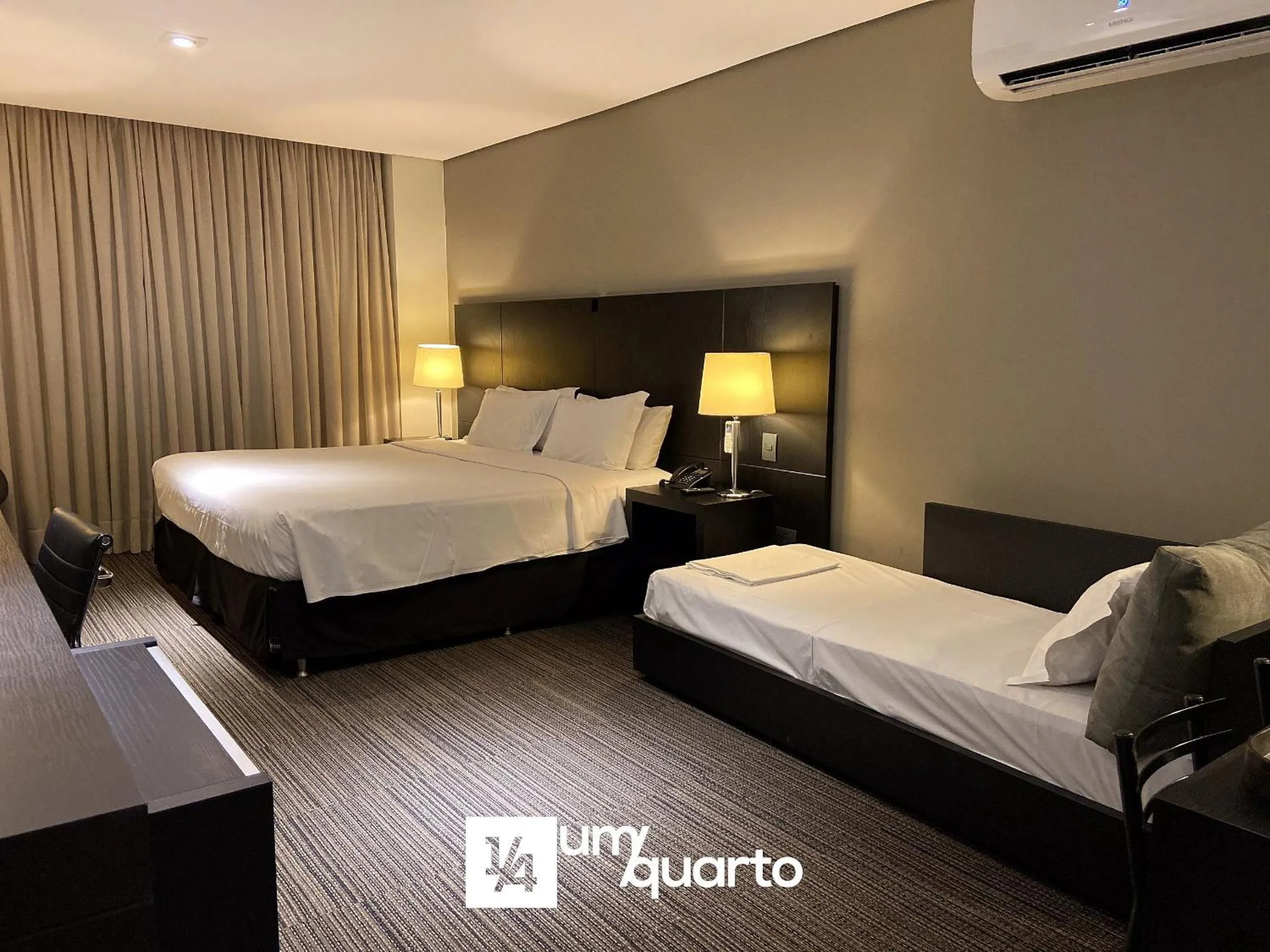 Bedroom, Bed in Manhattan Floor