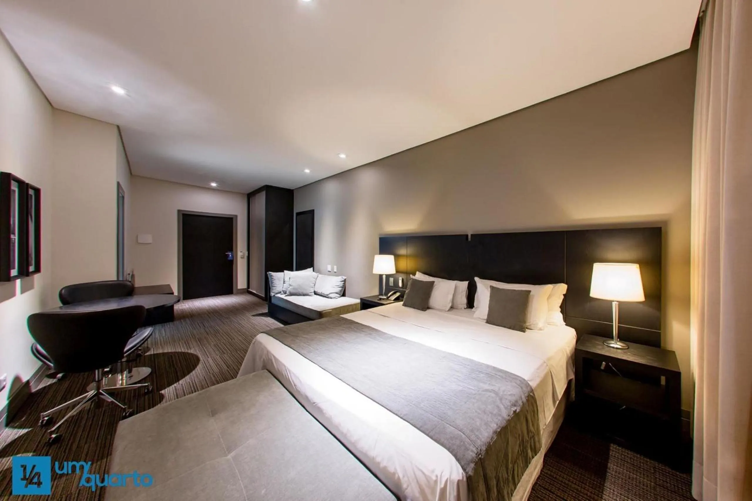 Bedroom, Bed in Manhattan Floor