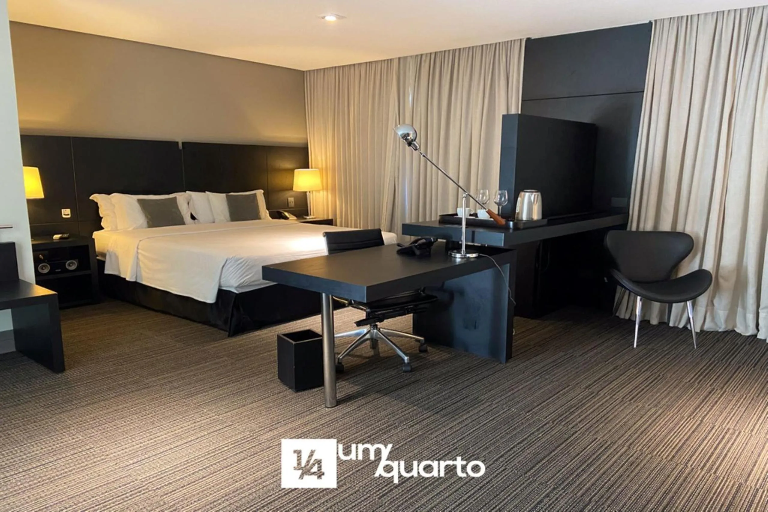 Bedroom, Bed in Manhattan Floor