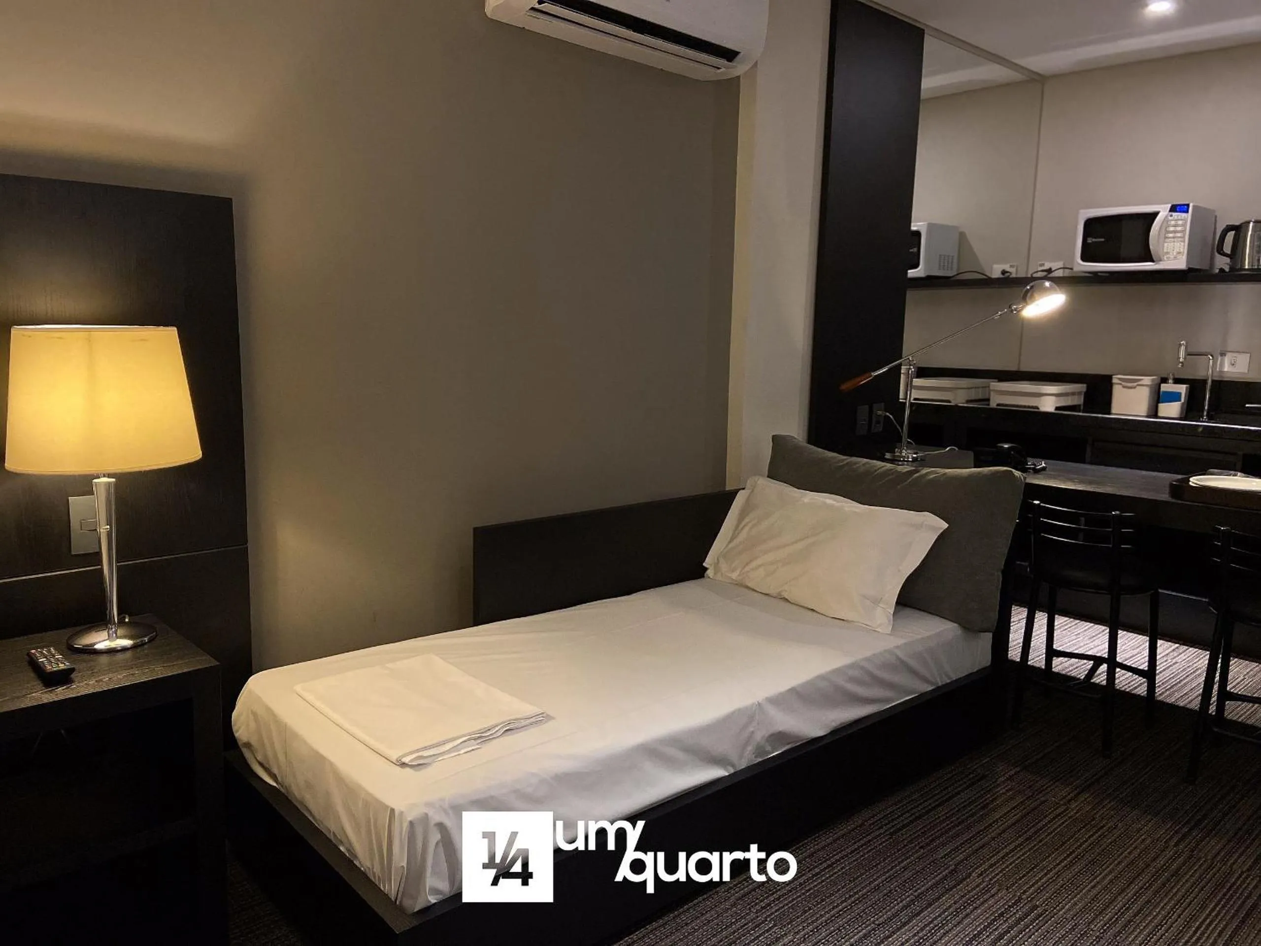 Bedroom, Bed in Manhattan Floor