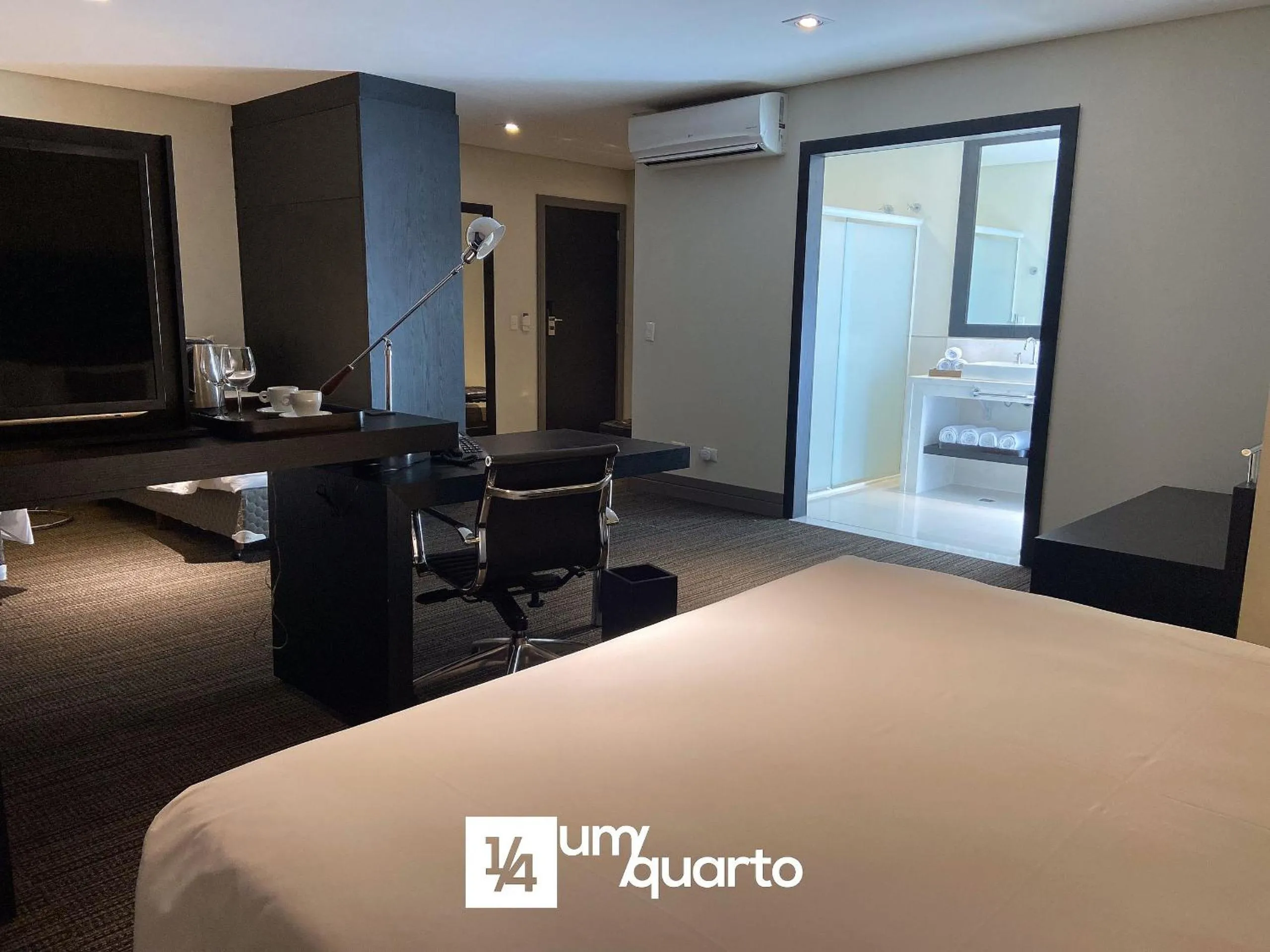 Bedroom, Bed in Manhattan Floor