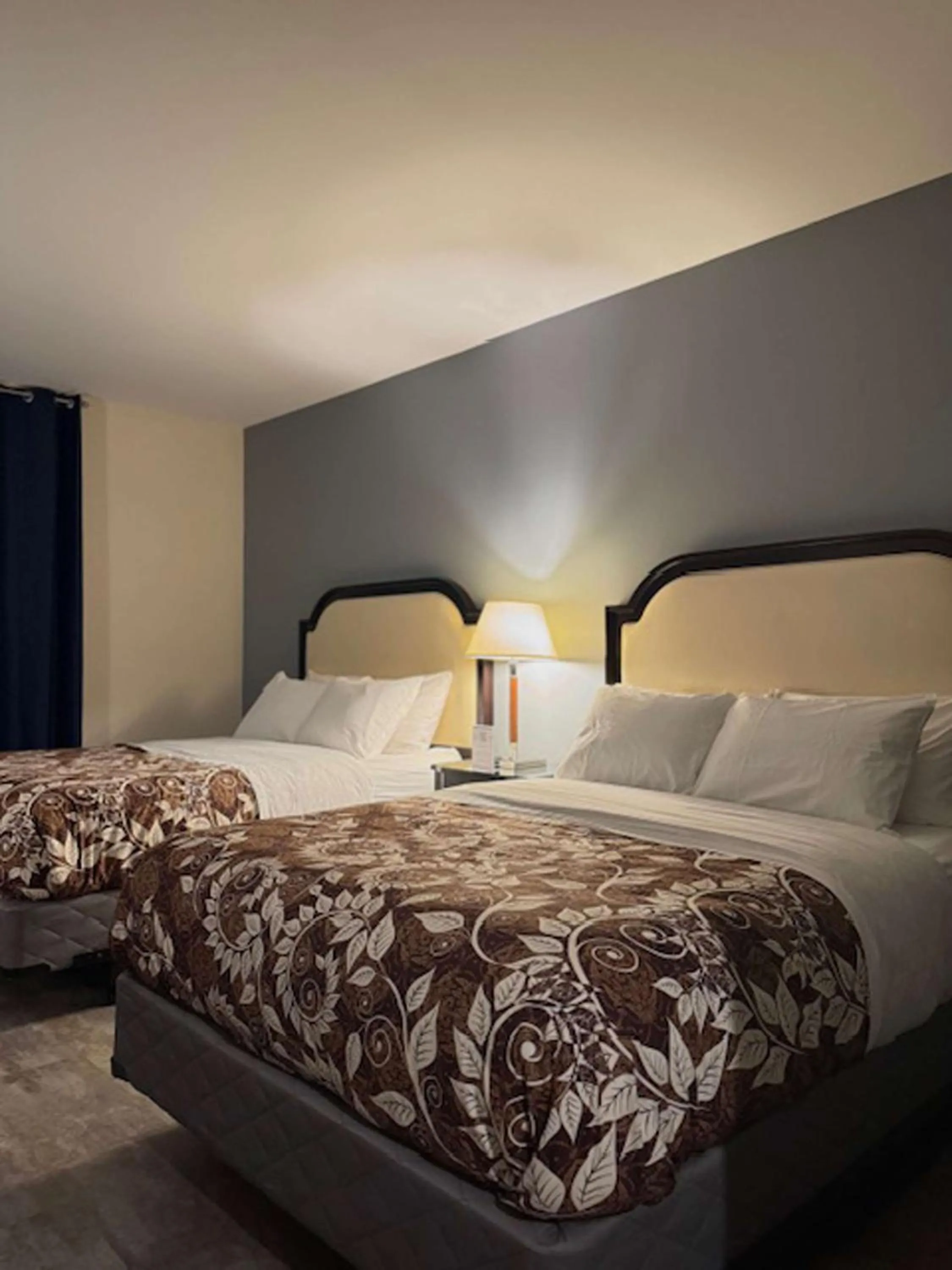 Bedroom, Bed in Big Bird Inn Wawa, SureStay Collection by Best Western