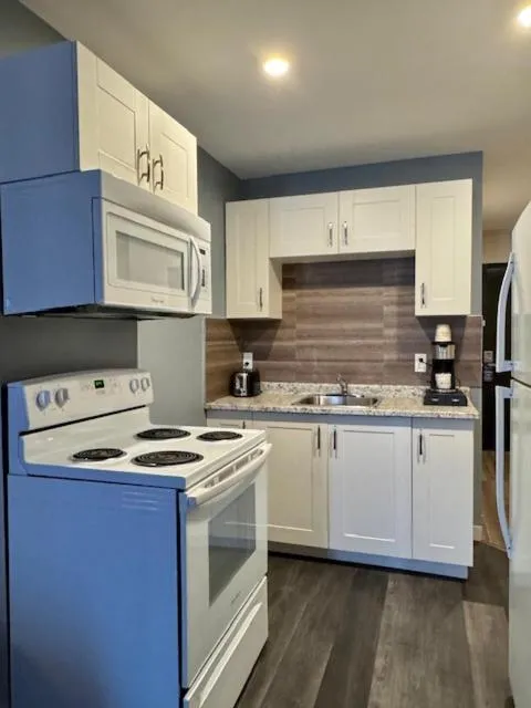 Kitchen or kitchenette in Big Bird Inn Wawa, SureStay Collection by Best Western