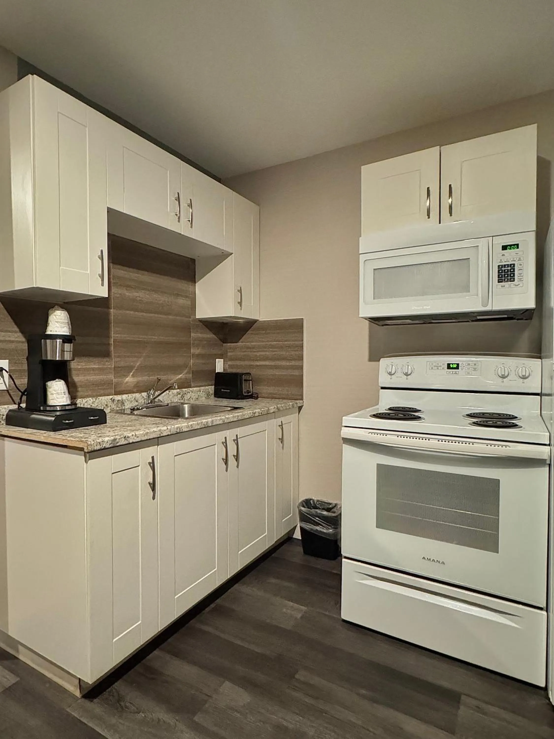 Kitchen or kitchenette in Big Bird Inn Wawa, SureStay Collection by Best Western