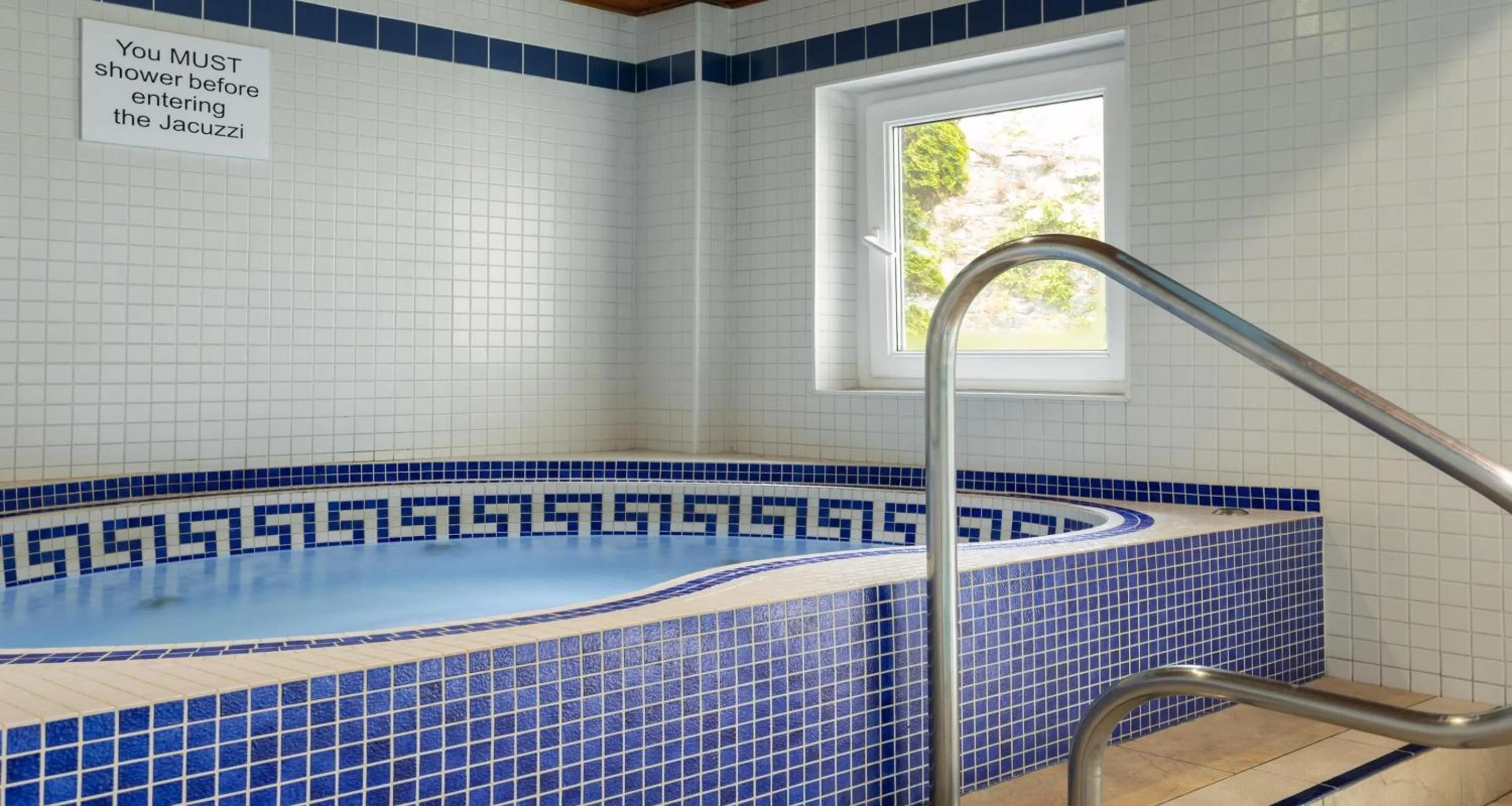 Pool view in Best Western Hotel de Havelet