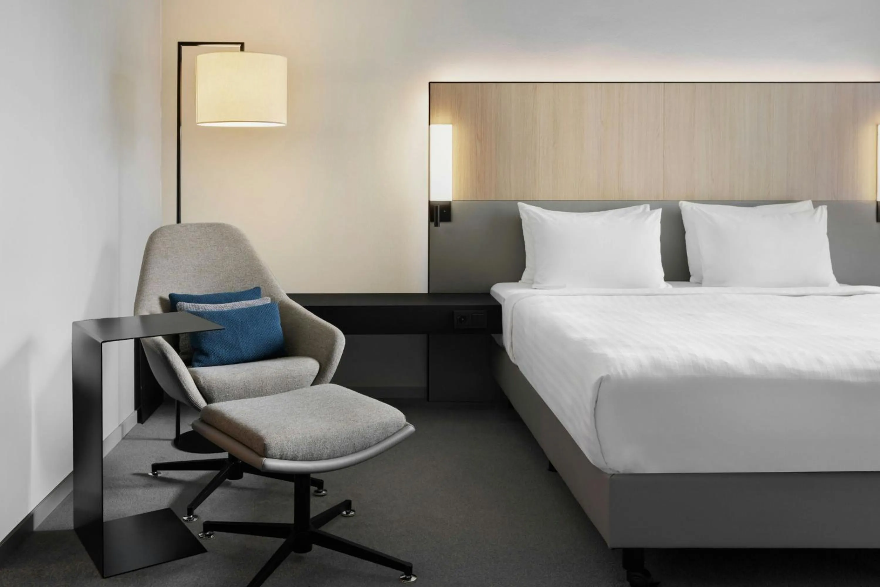 Photo of the whole room, Bed in Courtyard by Marriott Freiburg