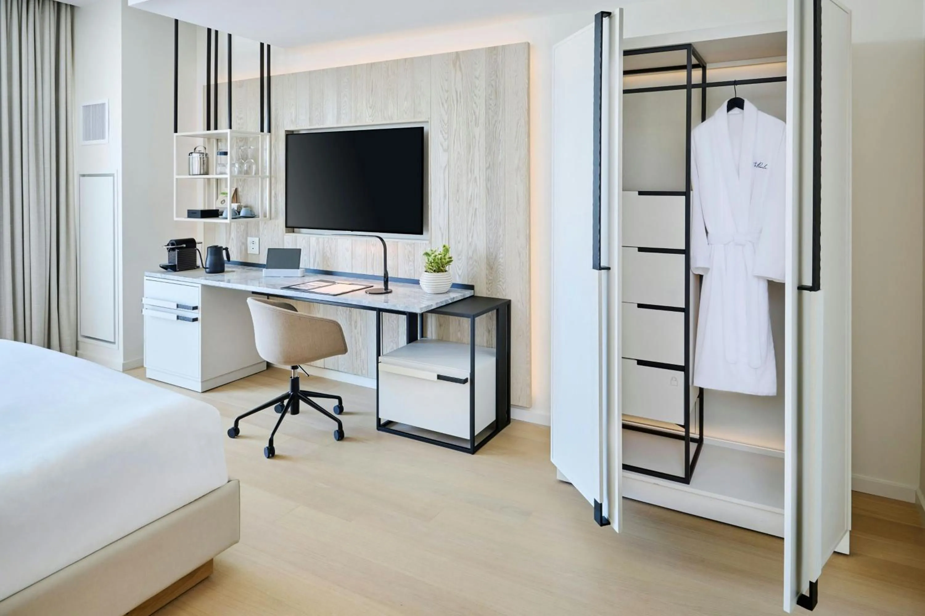 Photo of the whole room, Bed in The Pearle Hotel & Spa, Autograph Collection