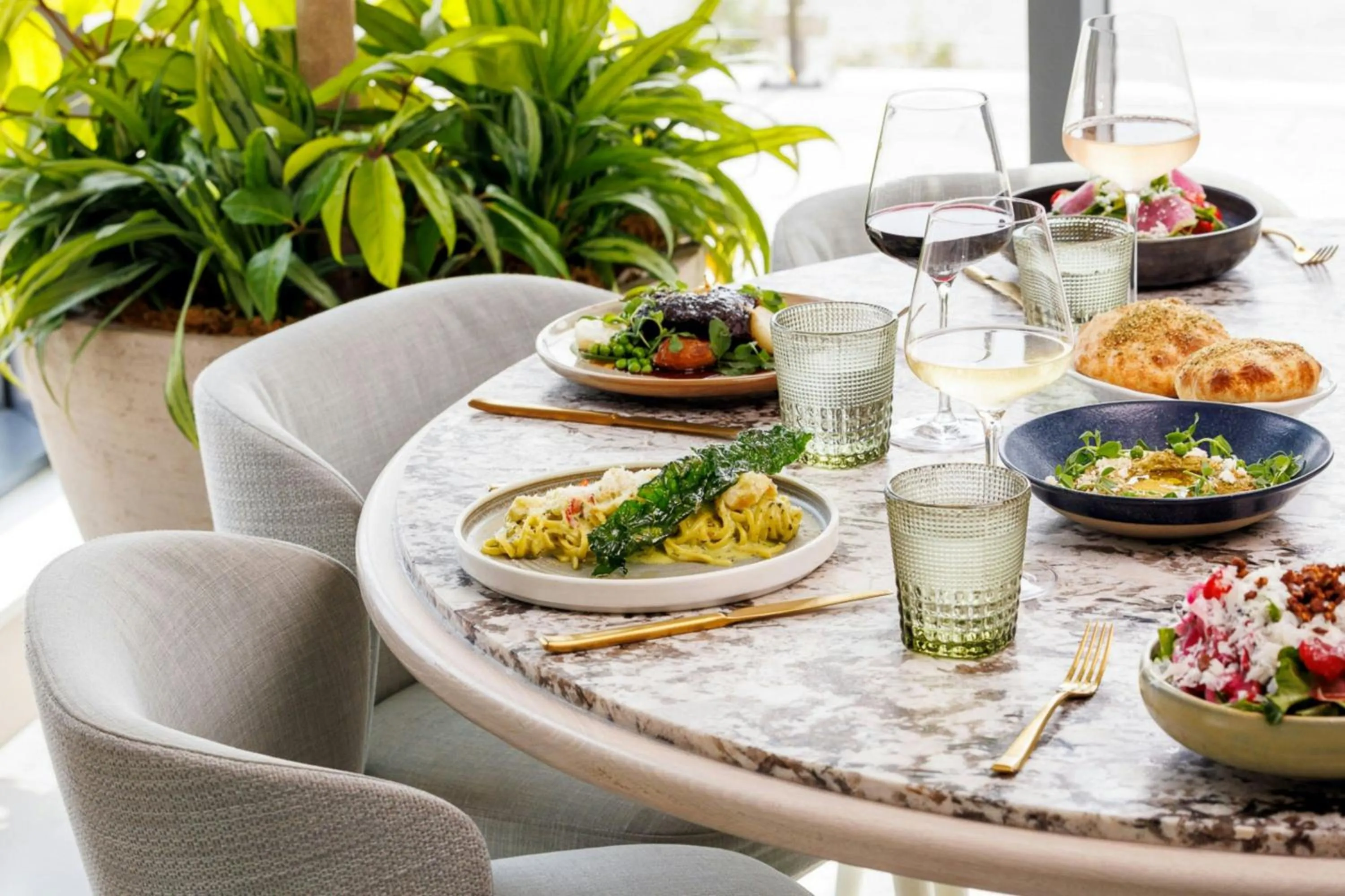 Restaurant/places to eat in The Pearle Hotel & Spa, Autograph Collection