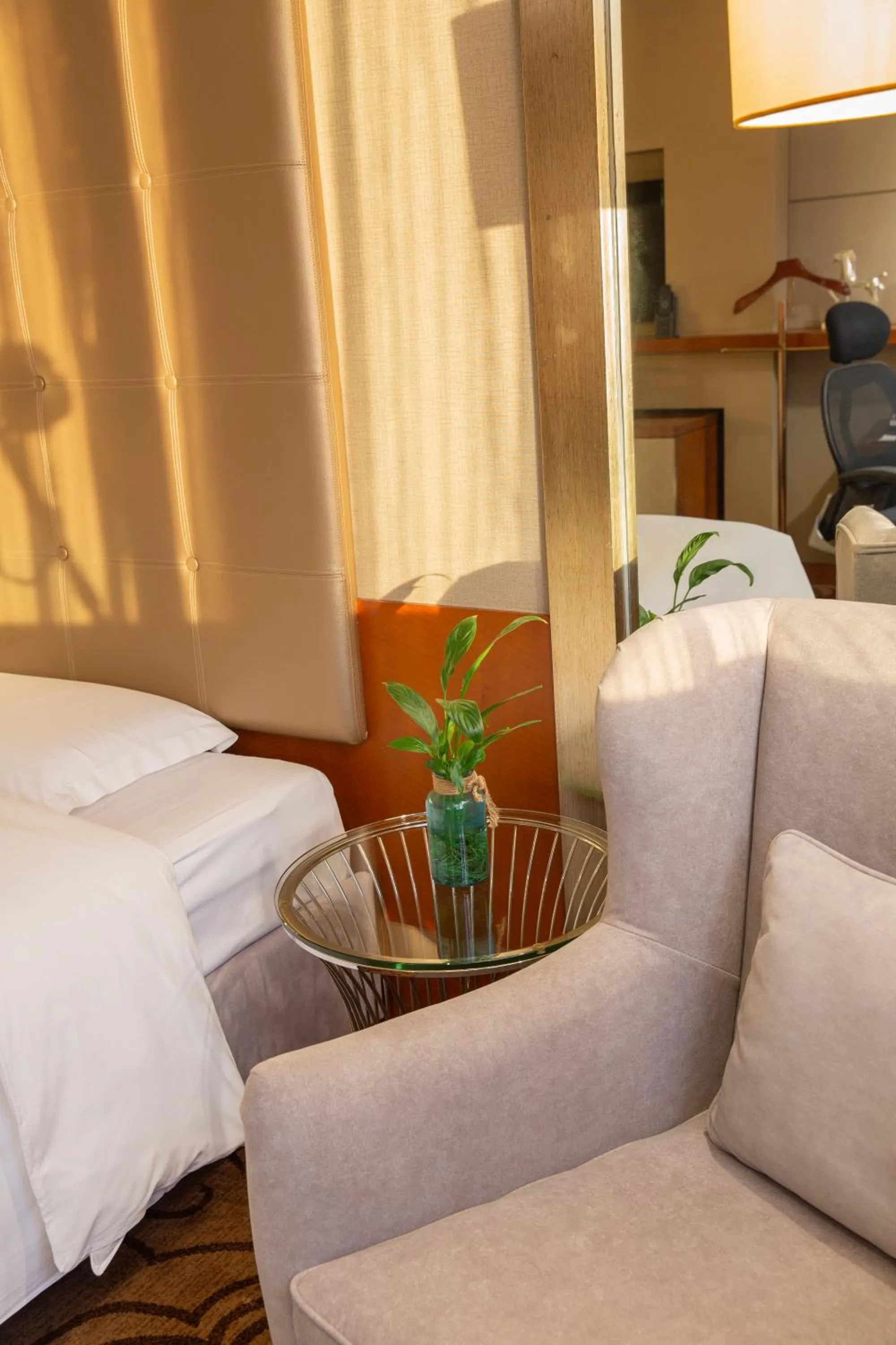 Seating area, Bed in Sofitel Harbin