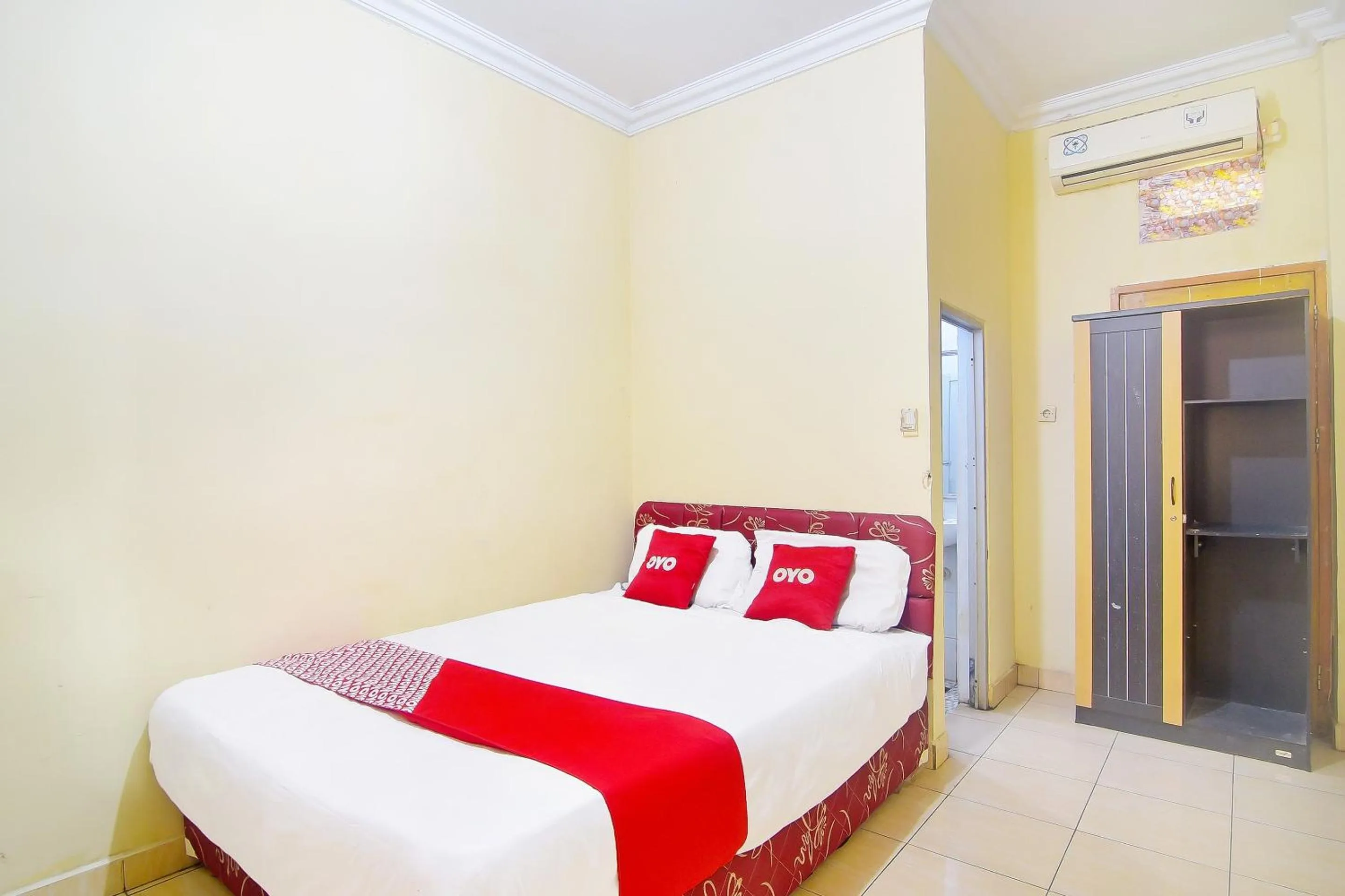 Bedroom, Bed in Hotel O A2b Guesthouse