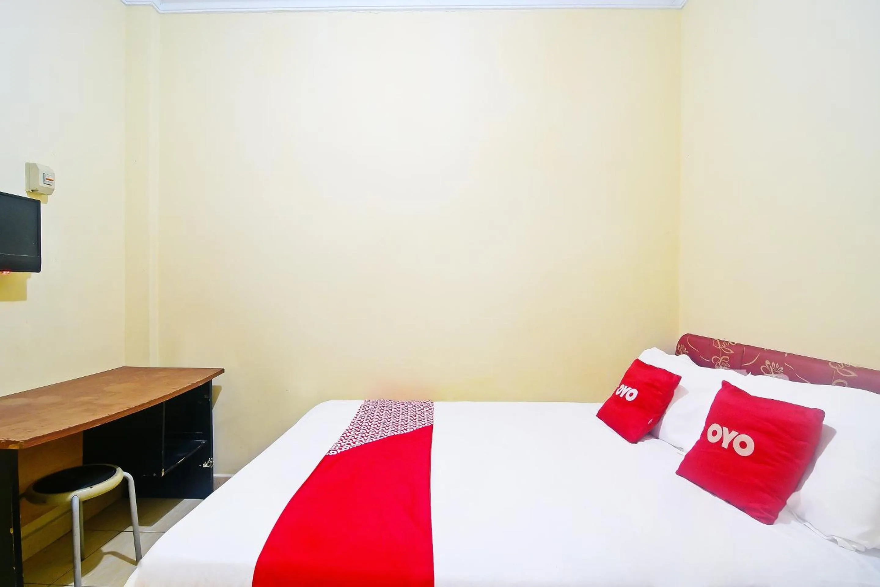 Bedroom, Bed in Hotel O A2b Guesthouse