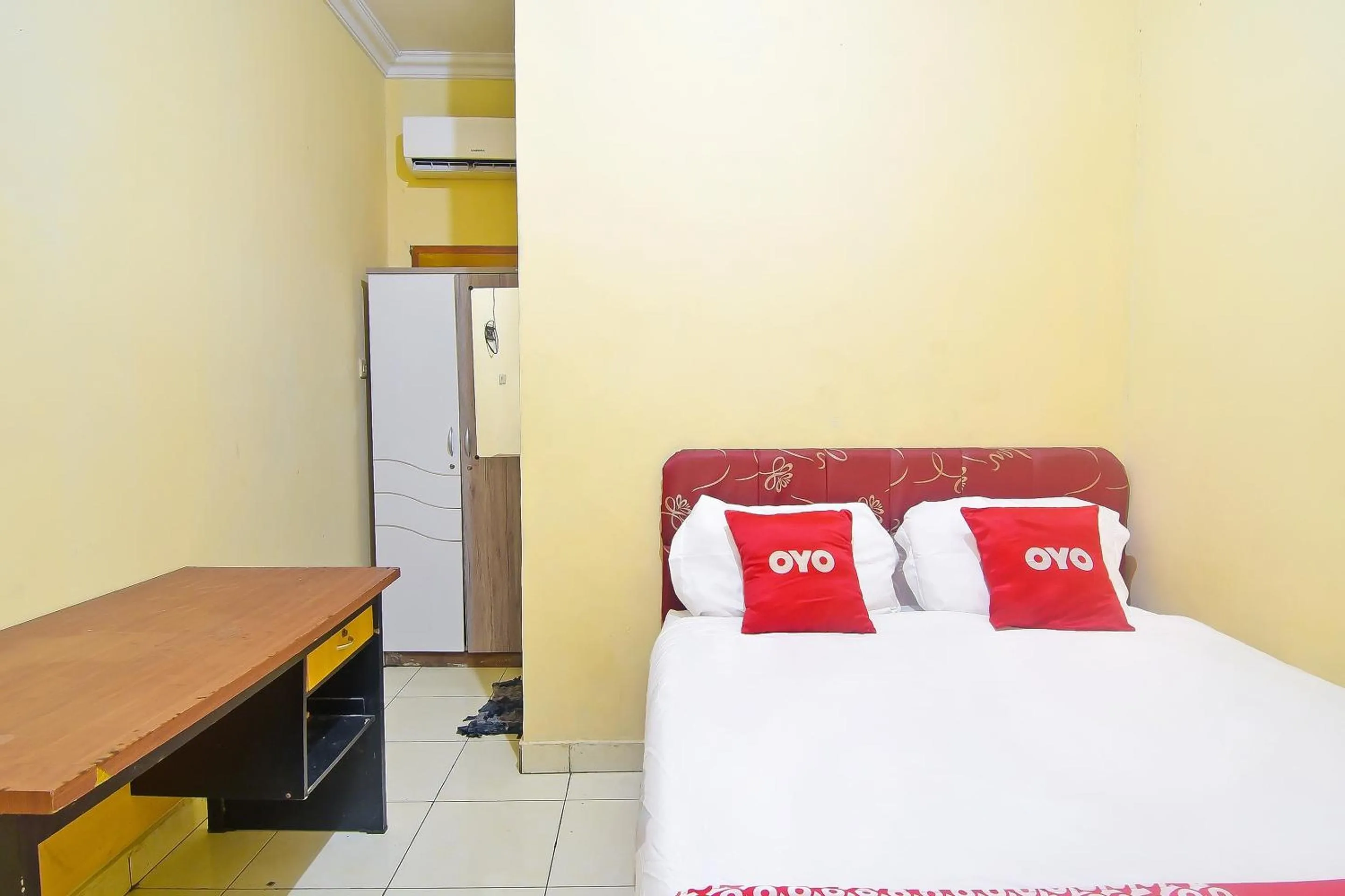 Bedroom, Bed in Hotel O A2b Guesthouse