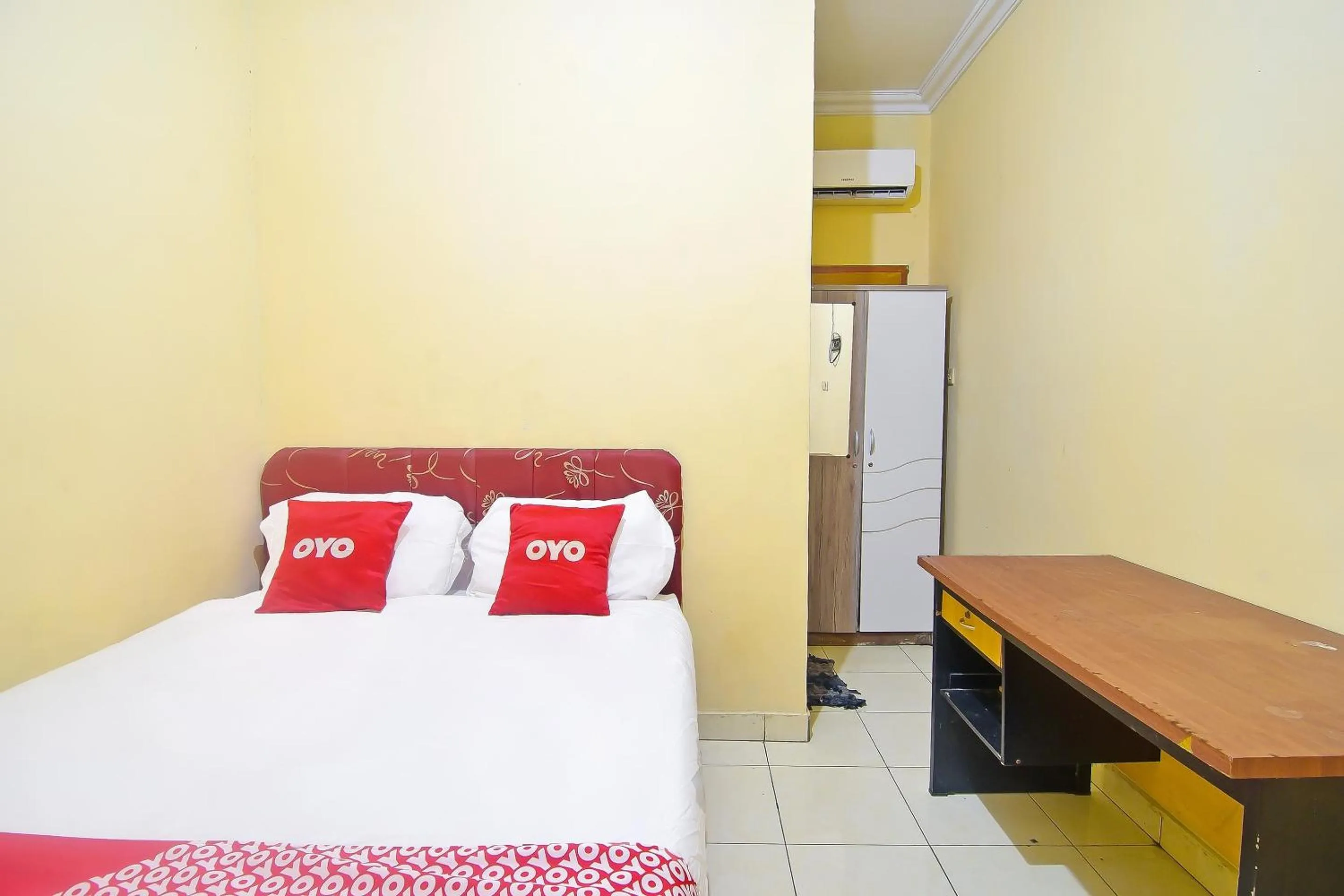 Bedroom, Bed in Hotel O A2b Guesthouse