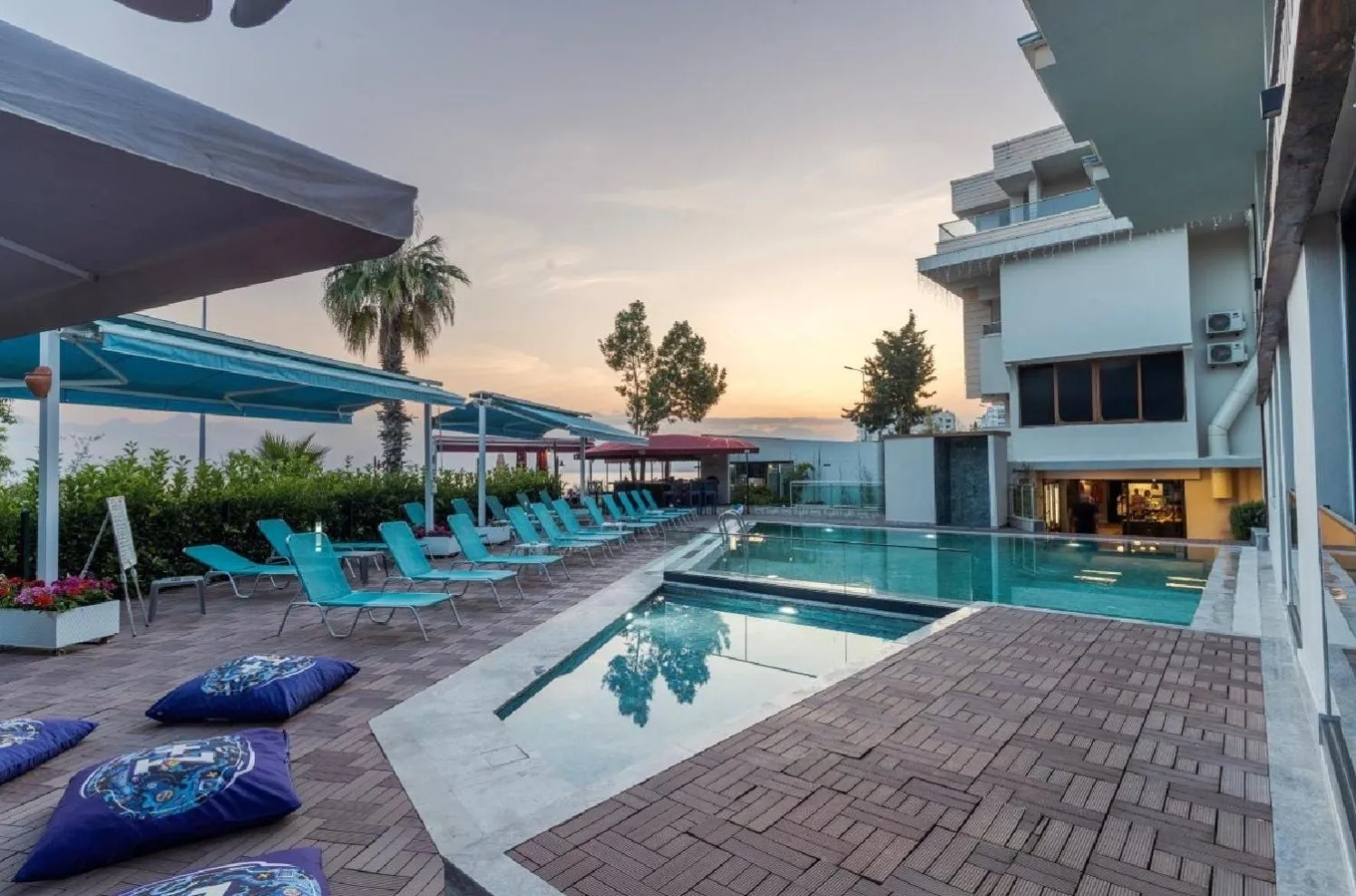 Swimming pool in Tema 242 Hotel