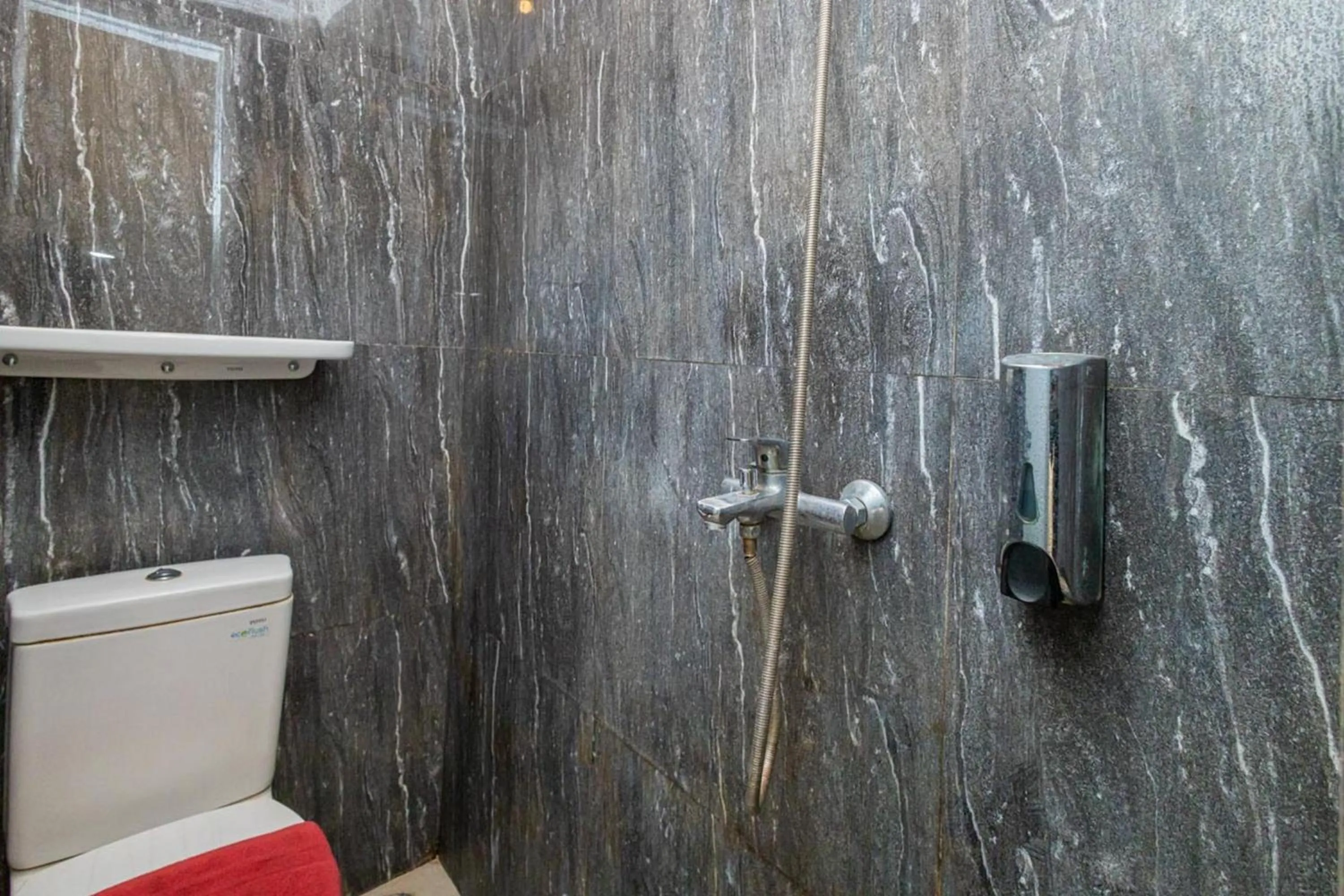 Toilet in Urbanview Hotel Sultan Palace Malang by RedDoorz