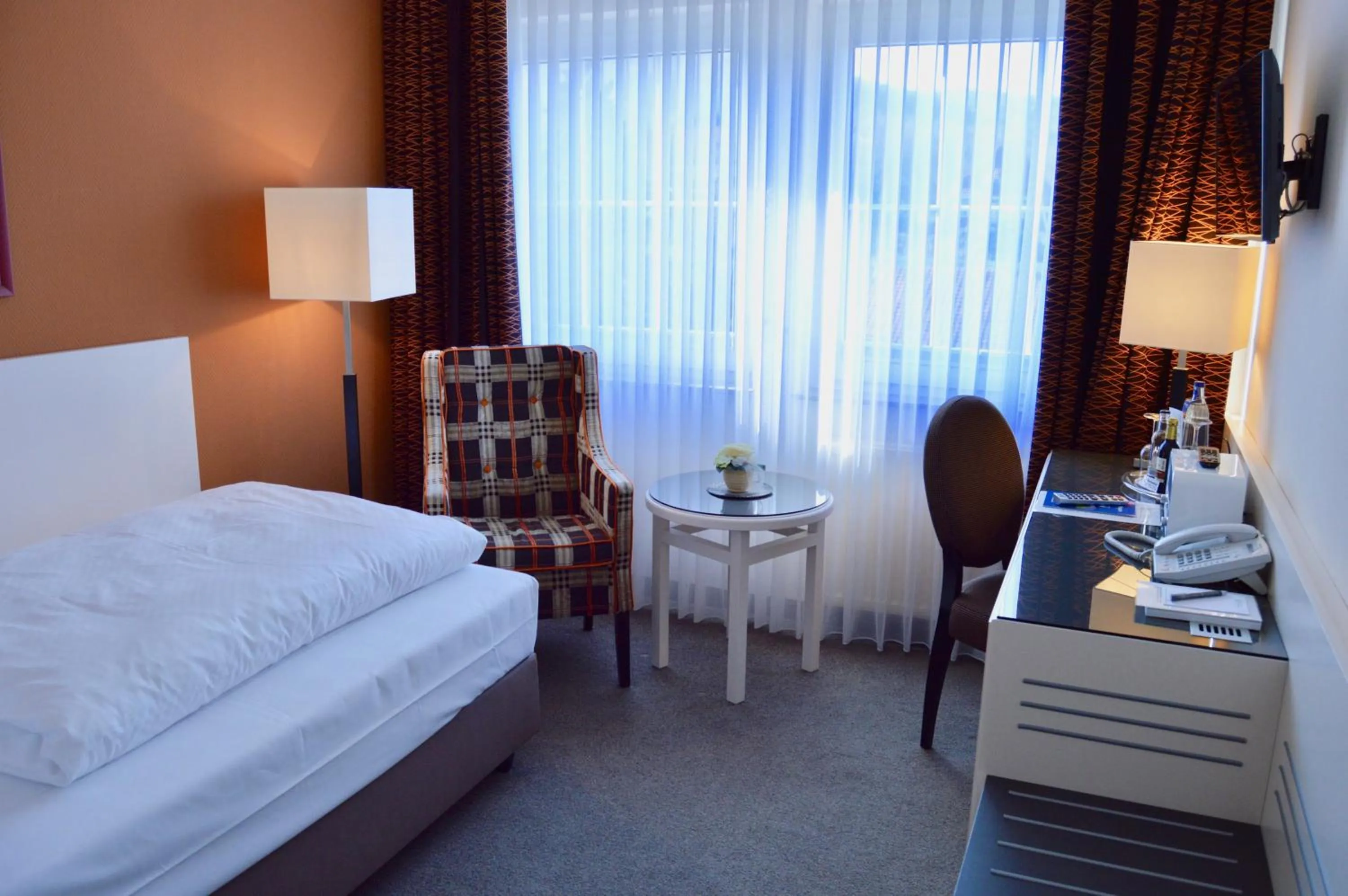 Photo of the whole room, Bed in Hotel Braunschweiger Hof