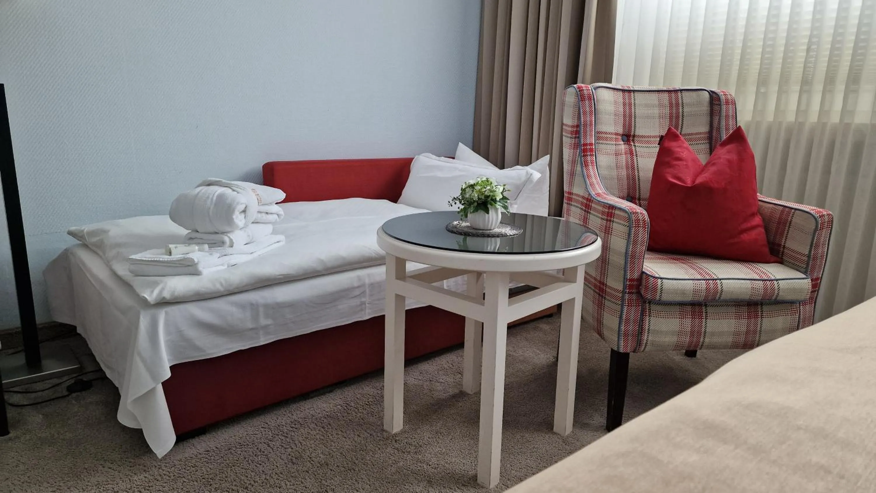 Seating area, Bed in Hotel Braunschweiger Hof