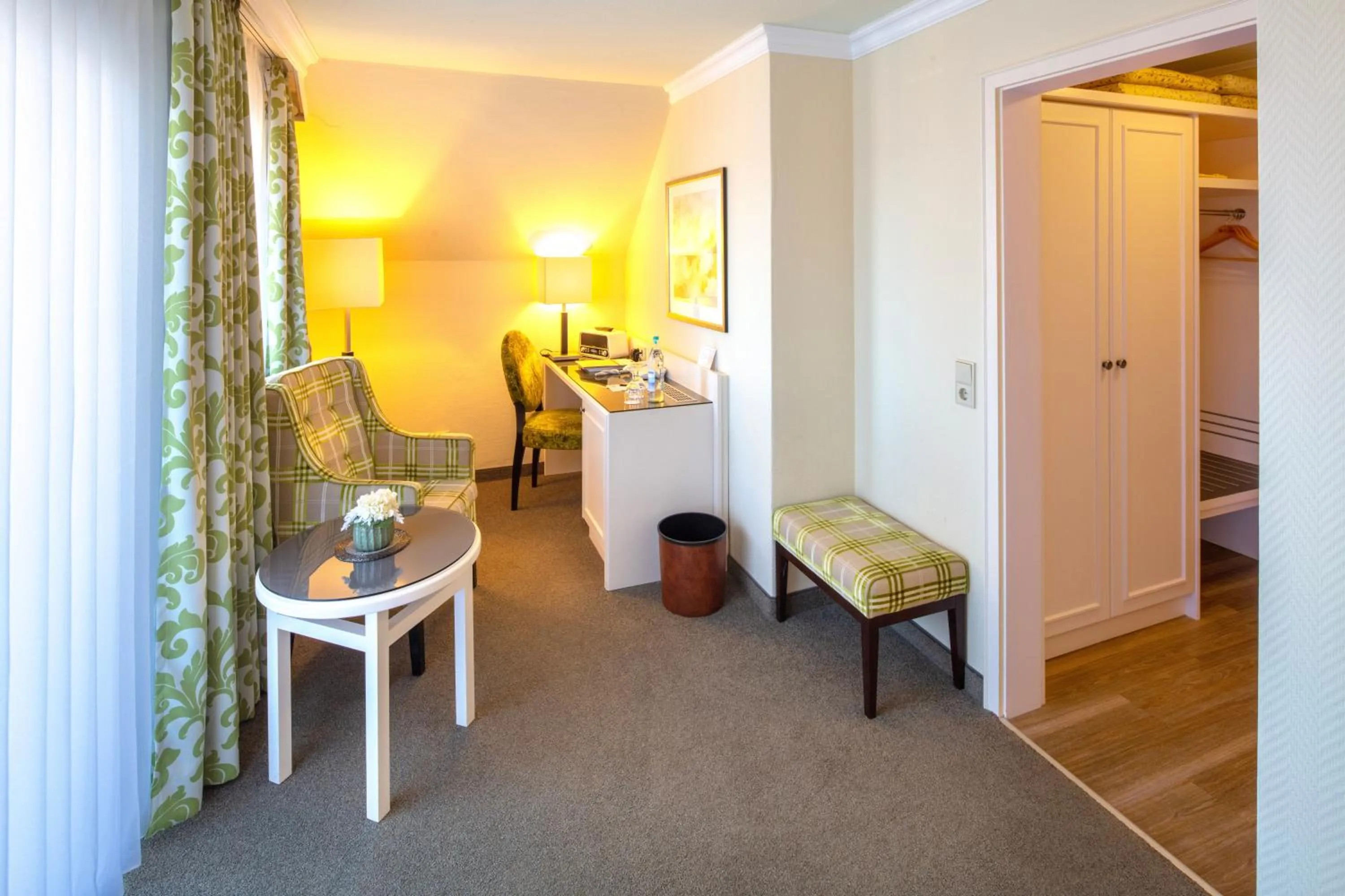 Living room, Bed in Hotel Braunschweiger Hof