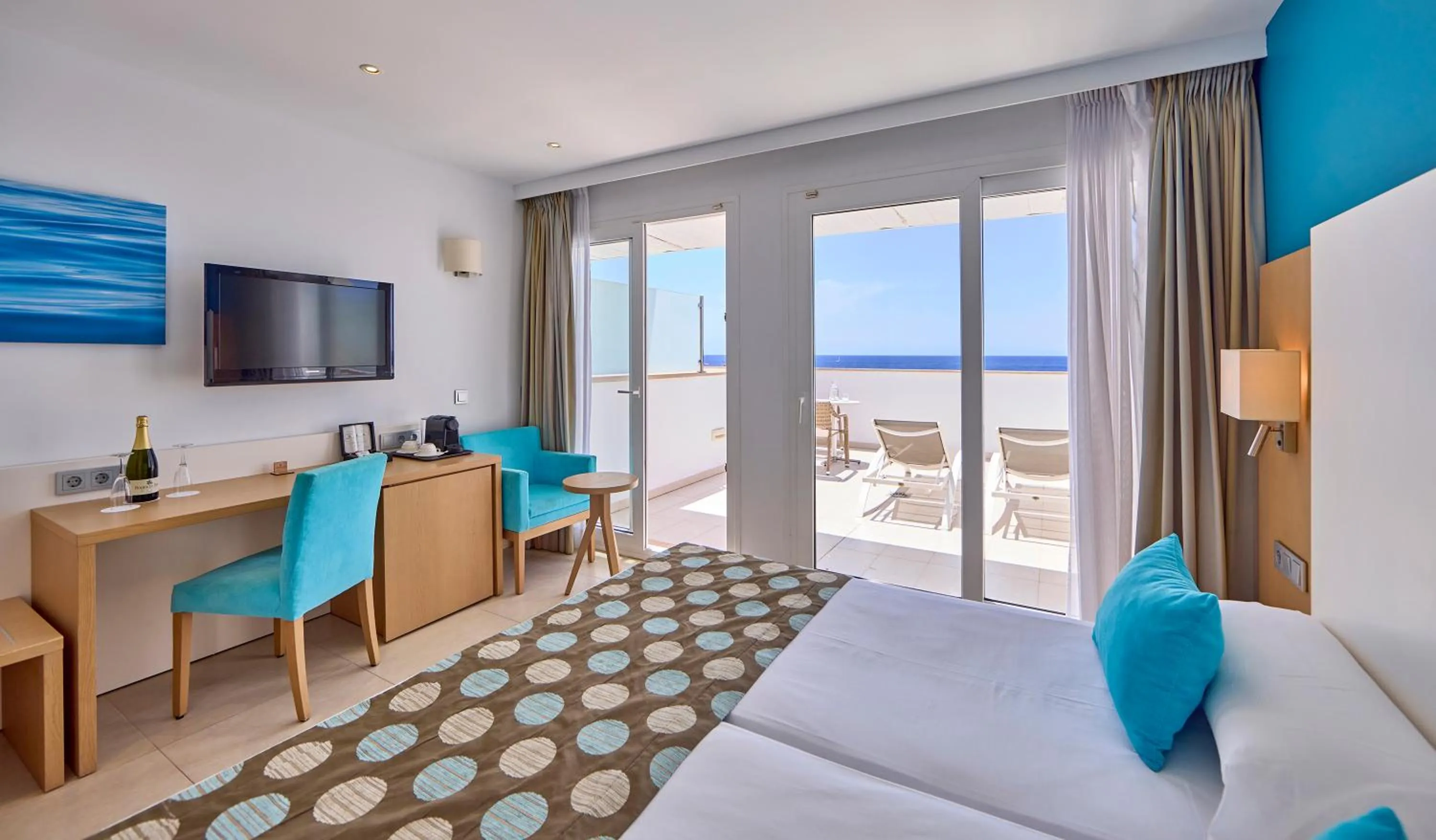 Photo of the whole room, Bed in Universal Hotel Marqués