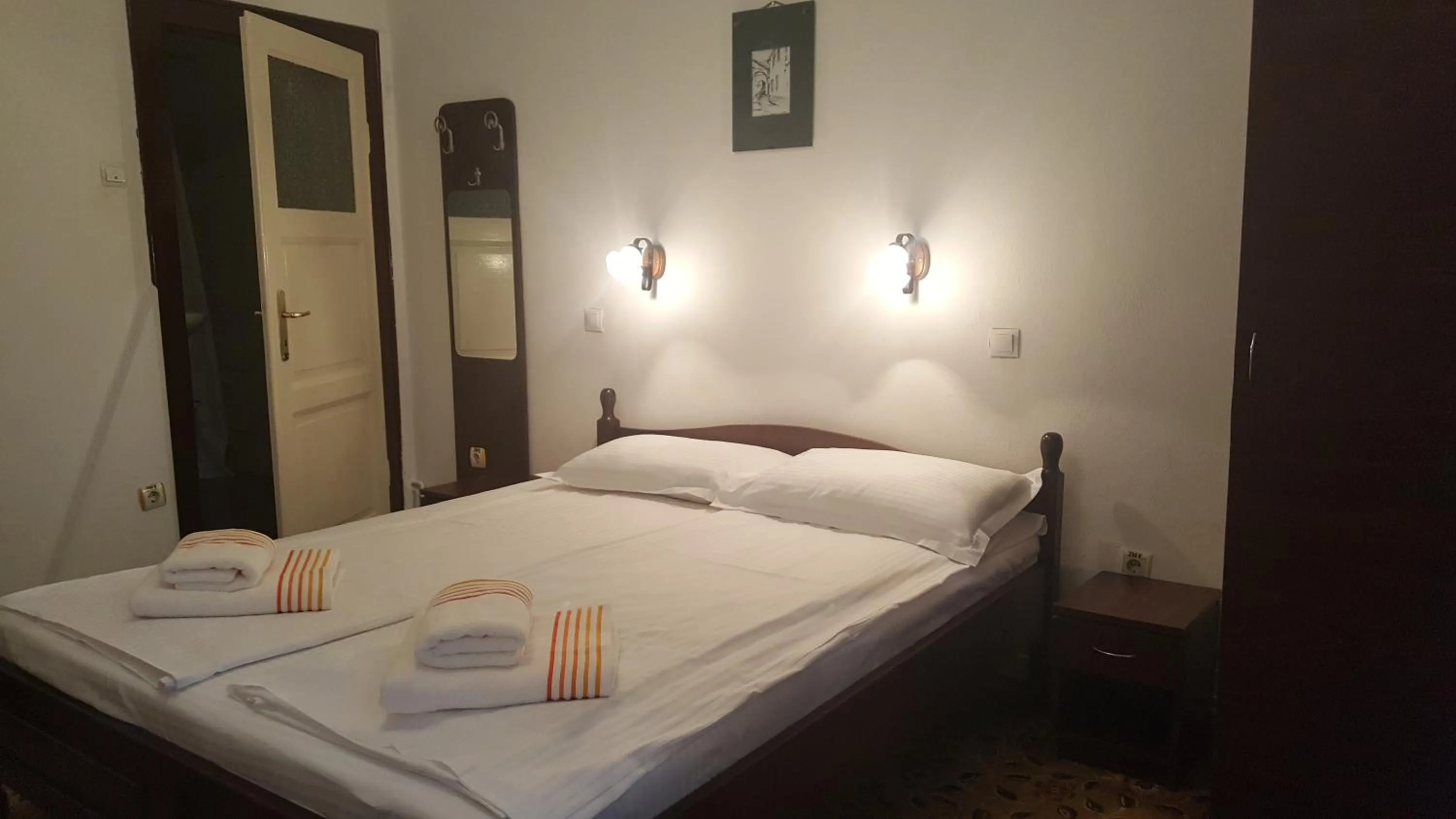 Bed in Pensiunea Podul Minciunilor