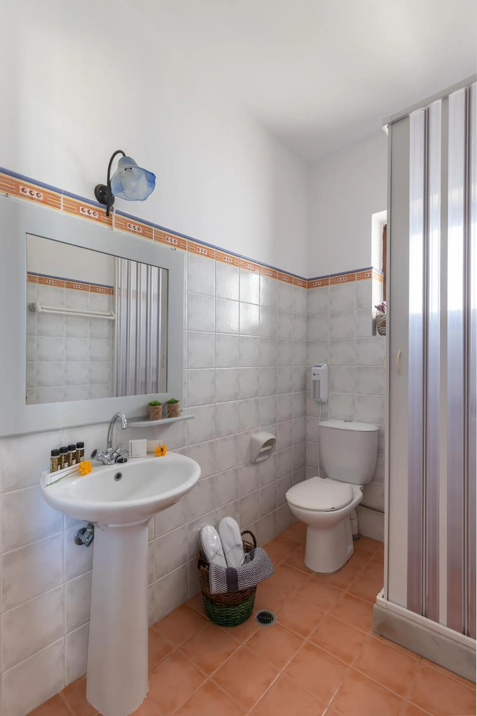Shower in Cochili Rooms & Apartments
