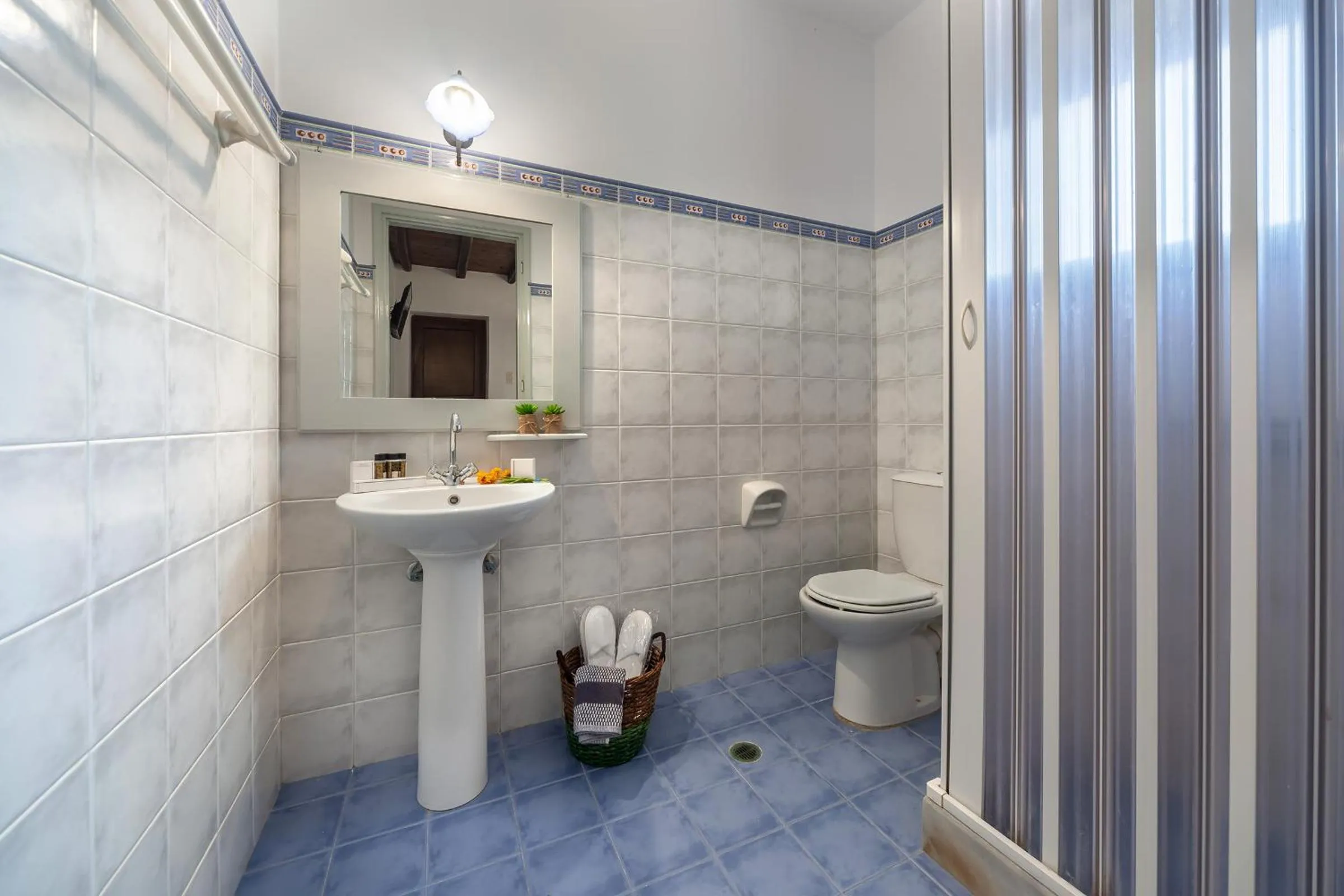Shower in Cochili Rooms & Apartments