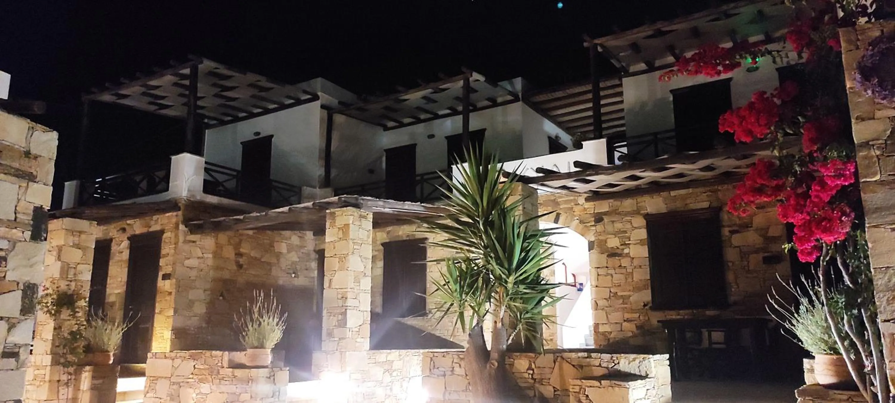 Property building in Cochili Rooms & Apartments