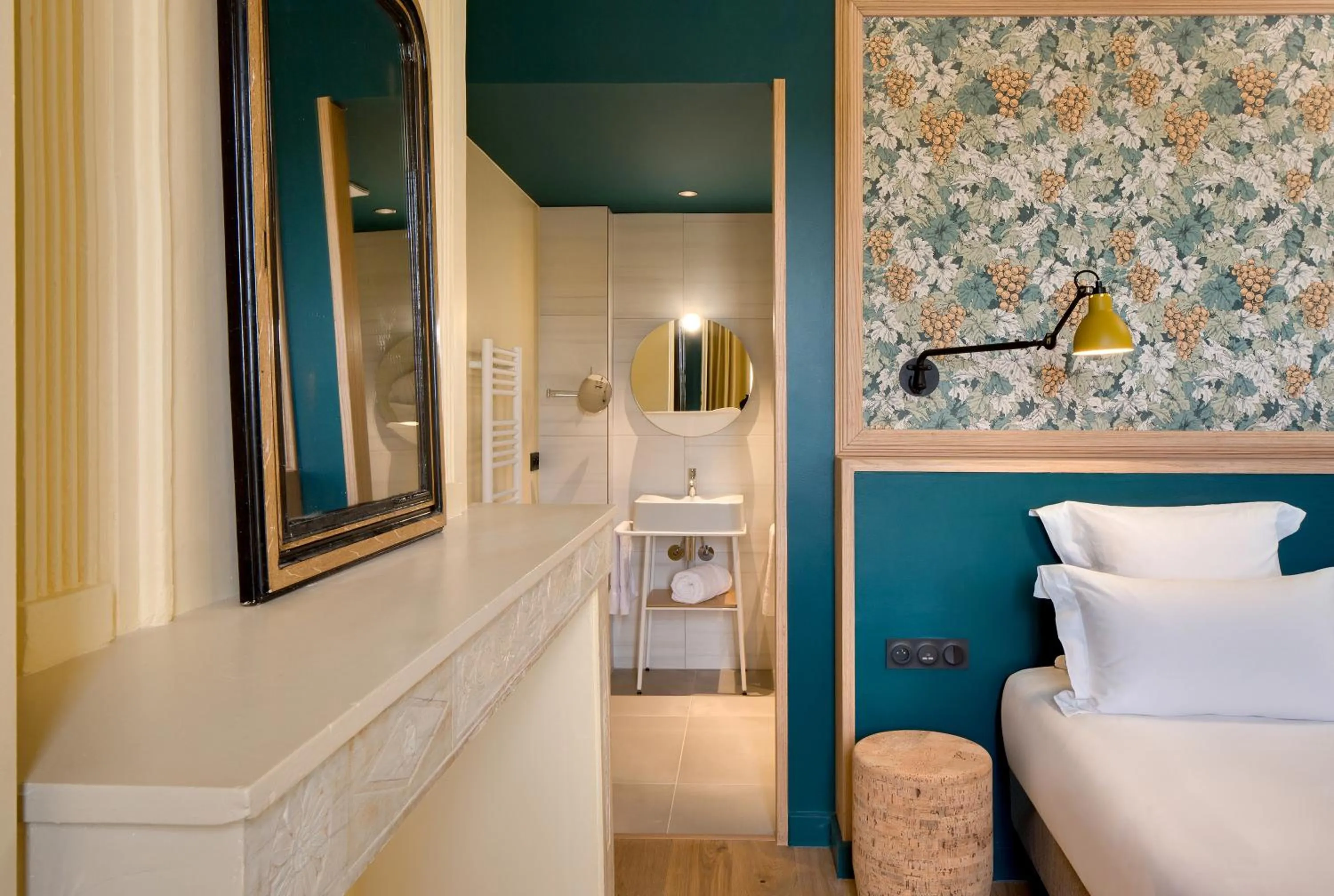 Bathroom, Bed in Château Fage La Maison des Vignes - Saint-Émilion